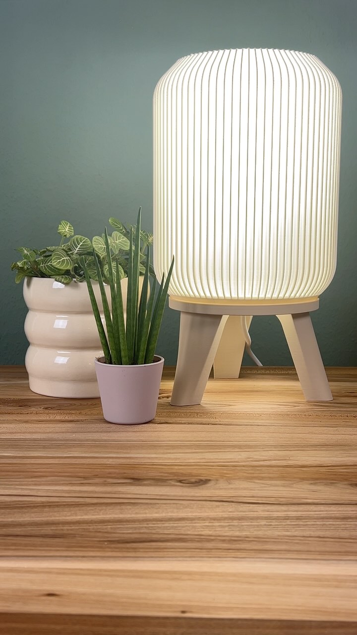 ✨ Nachhaltigkeit trifft Design! ✨
🔗Jetzt auf Etsy, Link in der Bio 🔗
Unsere minimalistische Lampe, 3D-gedruckt in Deutschland, vereint modernes Design mit Umweltbewusstsein. 💡🌿 Konfiguriere sie nach deinen Wünschen: Wähle aus verschiedenen Lampensockeln, Farben und Kabeln! 🖤🎨
Mach dein Zuhause zum Hingucker – und das ganz nachhaltig. 🌍💚
👉 Welche Farbkombination wäre dein Favorit? Lass es uns in den Kommentaren wissen! 📝
#MinimalistDesign #Nachhaltigkeit #3DPrintedLamp #ModernLiving #DesignInspiration #TableLamp #EcoFriendlyDecor #MadeInGermany #interior #scandi #boho #pinterest #einrichtung #lampe #ästhetisch