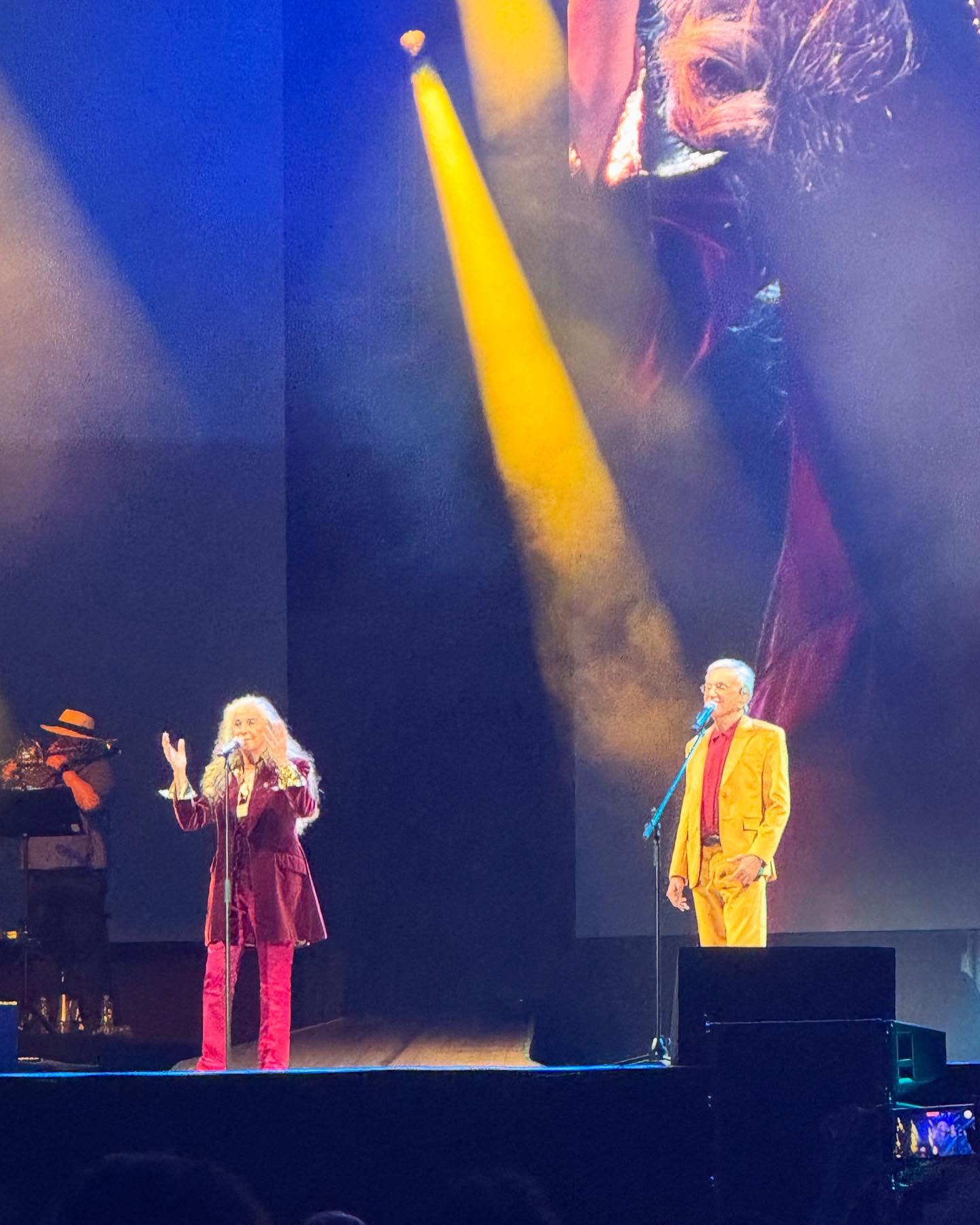 Esse é o BRASIL que a gente ama! 🇧🇷🇧🇷🇧🇷
Que coisa maravilhosa. Que coisa linda, gente!
.
#brasil #caetanoebethâniatour