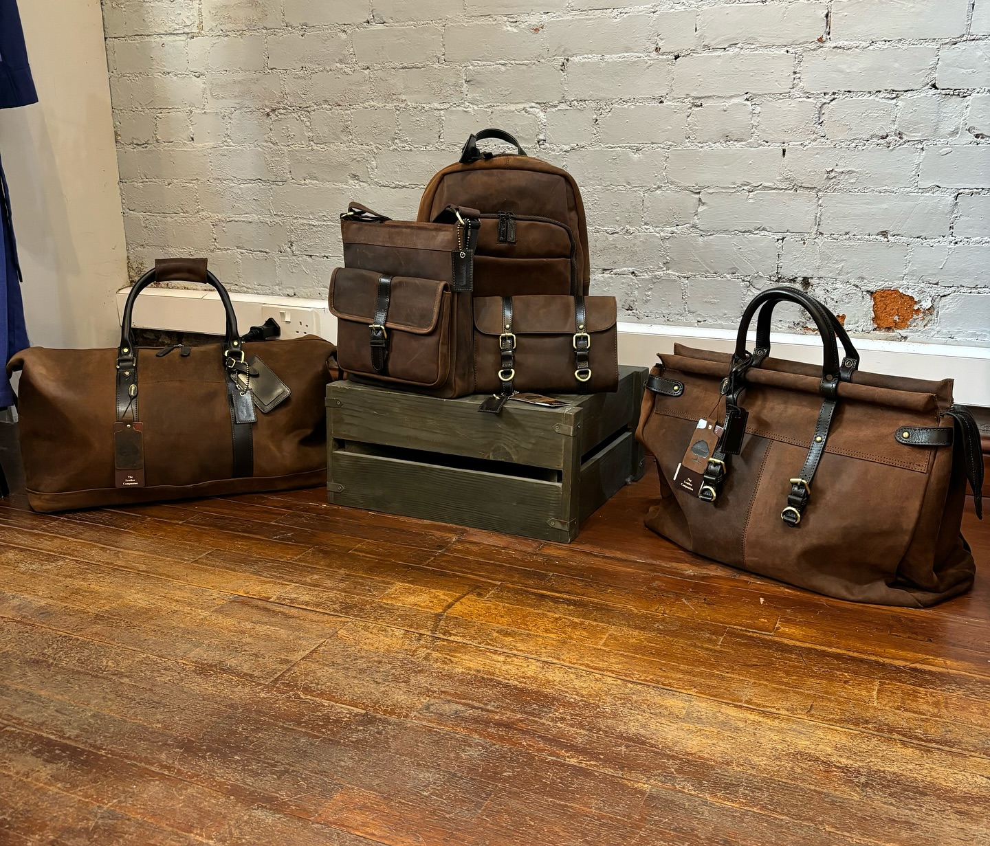 Full range of Ashwood bags in stock!!!
Perfect gift for Christmas!!!
#cirencestershopping #ashwood #ashwoodbags #formaldress #menswear #cotswold #cotswolds #cirencesterlife #cotswoldlife #mensstyle #cirencesterbusiness #shoplocal #luggage #christmas shopping