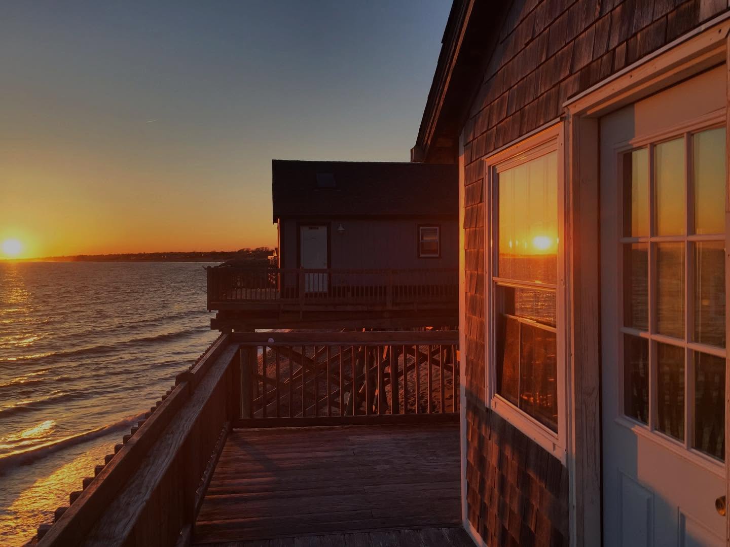 Yes it’s cold, yes the sun sets early but at least we are at the beach!
.
.
.
#matunuck #rhodeisland #ocean #rentals #beach #beachcottage #sunset #vacation #getaway #southcountyri