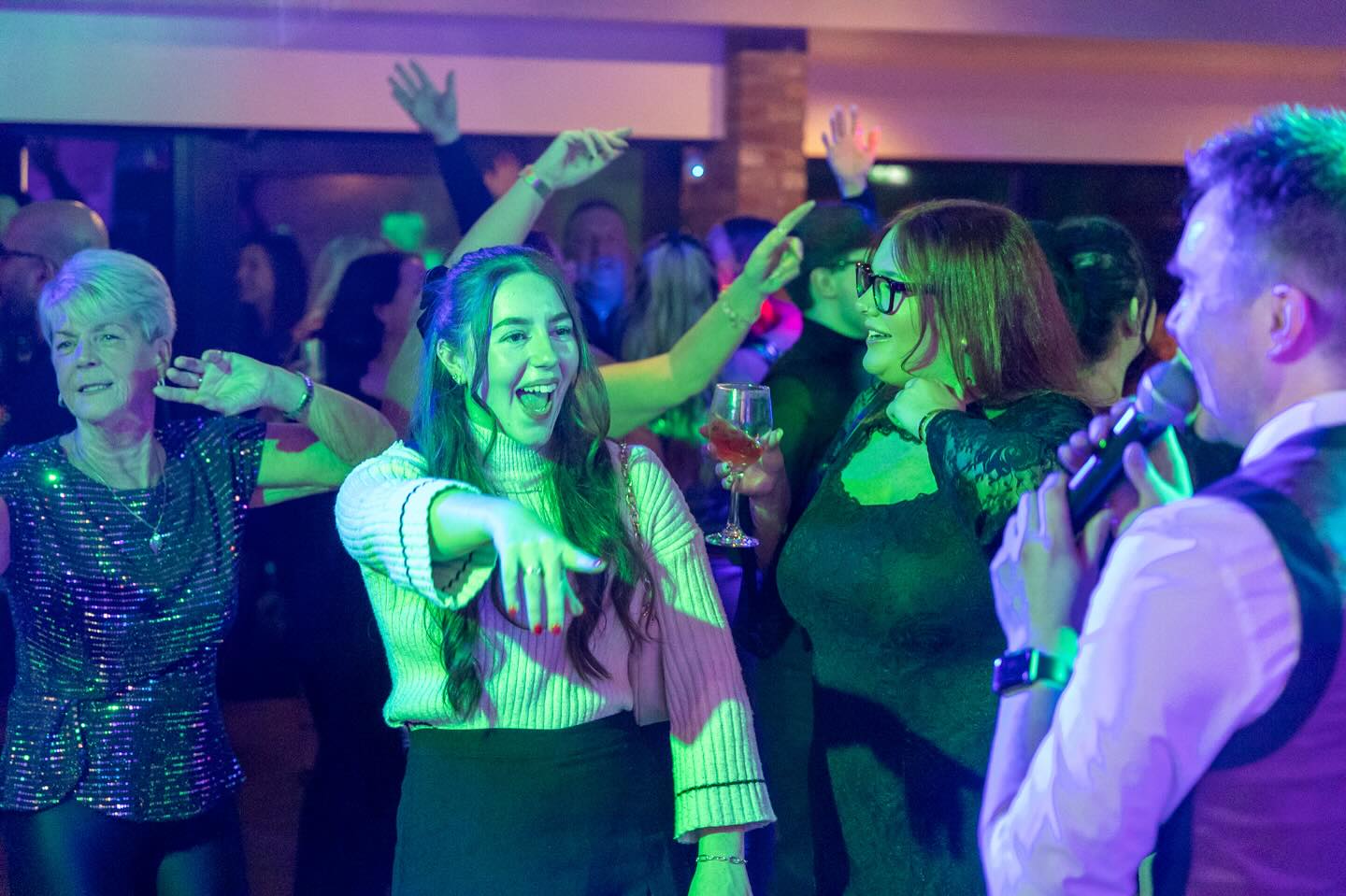 An amazing couple of gigs this weekend. On Friday we were back in Accrington for the second year running, playing at the @north_lancs Christmas party 🥳 🎄🍾🪩. Thanks very much for having us back. We loved it!
.
.
#cheshire #livemusic #music #band #partyband #functionband #party