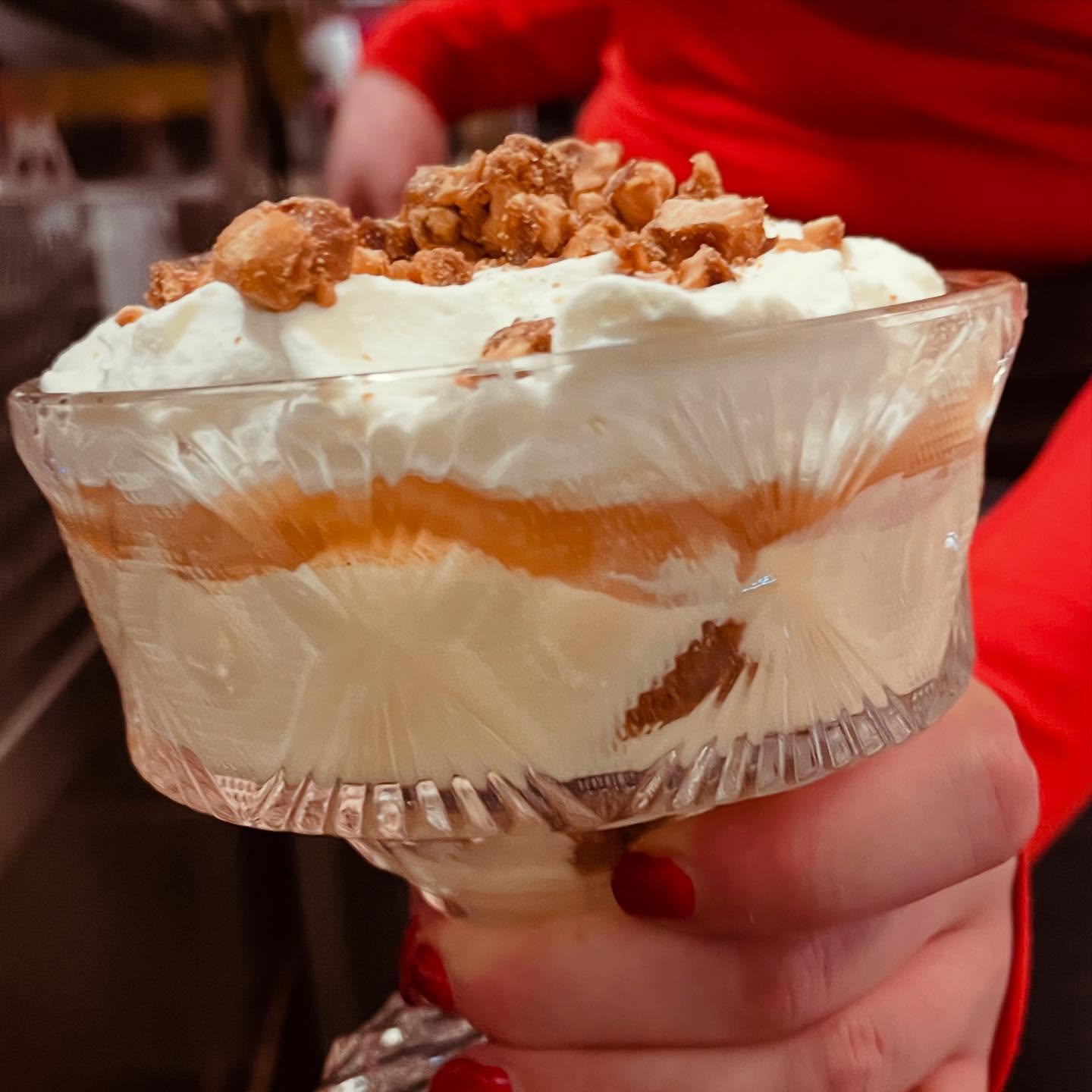 ✨✨Since the very first Christmas Feast at the Cottage, we have been serving trifle for dessert. A glass bowl with layers of our triple ginger cake, spiced pears, kardemom custard, cream and hazelnut brittle. Not exactly traditional, but definitely a Cottage Classic! And world famous in Amsterdam East. We’ve seen people licking the bowl.. it’s that good 😋
Cut to the chase: there’s still a chance to try this trifle, along with the rest of our Christmas Feast menu!
On Monday 23 and Tuesday 24 December, we have some spots left for the early shift (from 1 till 5pm)! 🎄🎄🎄