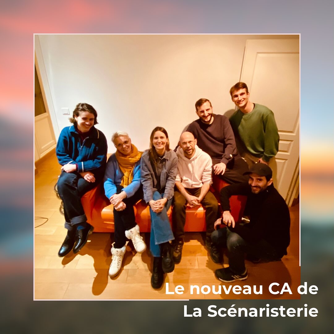 *NEWS* La semaine dernière s’est tenue l’Assemblée Générale de La Scenaristerie dans les bureaux de la @guildescenar (merci pour l’accueil 🙏). Un nouveau CA composé de 9 membres a été élu (avec deux entrant.e.s et deux sortant.e.s). Le voici :
Camille Apard & Anastasia Feuillet - Présidentes
Philippe Kastelnik - Trésorier
Émilie De Montsabert - Secrétaire
Margaux Dieudonné - CA
David Le Meur - CA
Alexandre Labarussiat - CA
Sébastien Perret - CA (new)
Cécile Dubost - CA (new)
Bravo à eux.elles ! 🎉
Bienvenue aux nouveaux et merci à Jeanne Alamercery et Rodolphe Populus pour leur investissement des derniers mois/années.
VIVE LA SCENARISTERIE !
PS 📸 : il manque Camille et Émilie sur la photo mais elles avaient de très bonnes excuses :)