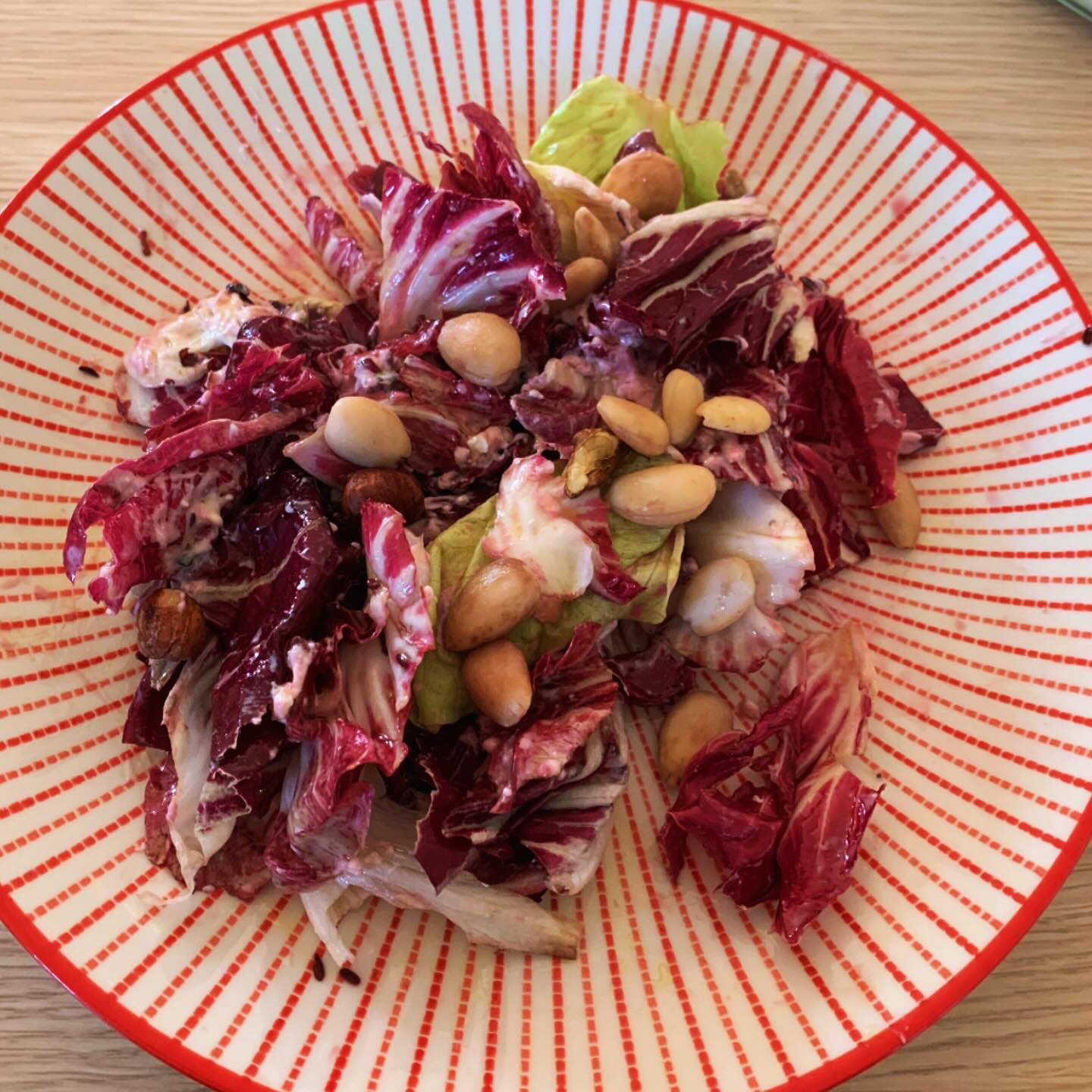 Petite salade de saison, avec des betteraves lacto-fermentées, des amandes réhydratées, et une sauce à base de yaourt hyperfermenté ☺️ Si avec ça j'ai pas un microbiote de compétition 💚💚💚 !! .
.
.
#BonAppetit !
.
Pensez à ENREGISTRER ce post pour vous inspirer plus tard ☺️ et vous abonner bien sûr 🥂
.
+ de 170 recettes et astuces sur
www.delicieuxsanssucre.com
Ou lien cliquable dans ma bio @delicieuxsanssucre
.
Créez VOTRE MODE D'ALIMENTATION sur mesure 🎁🎁 avec le programme TAPAS :
Un programme de folaï pour vous guider vers une alimentation saine, gourmande et durable en 8 modules ultra-pratiques !
.
.
#Transformezvotrealimentation
#MangerMieux #MieuxManger #Alimentation #AlimentationSaine #Flexitarien #FaitMaison #DansMonAssiette #MangerSain #MangerSainement #cestropbon #EquilibreAlimentaire #ReequilibrageAlimentaire #DelicieuxSansSucre #IgBas #IndexGlycemiqueBas #RegimeIgBas #miam #miamMiam #VraimentSain #SansGluten #gourmand #Bio