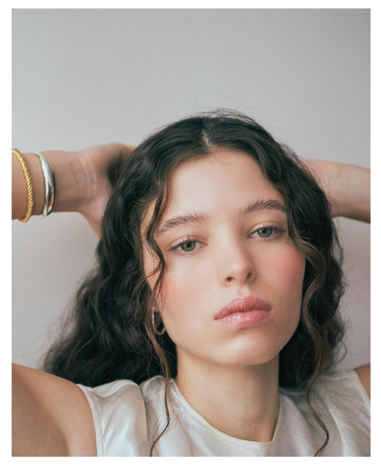 Sometimes, I enjoy creating beauty by keeping it simple and untouched. True beauty shines through when it feels natural and effortless.
Photographer @ha.too
Stylist @jiiyoon_paris
Model @janacursellas @premium_models
Accessories @maman_et_fille_seoul
Hair & Makeup by me #jiyoungyangbeauty
#editorial #portraitphotography #cleanbeauty 🫧