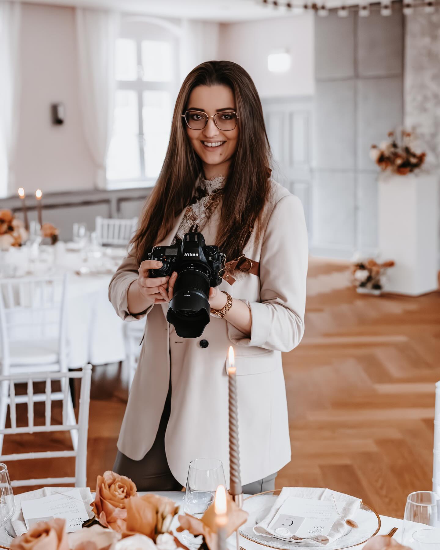 Behind the scenes bei meiner Arbeit✨
📸: @stephaniehaberl.photography Danke für diese tollen Fotos💖
💻 edited by me
.
.
.
Planerin
@felizitas_weddings
Deko & Floristik & Papeterie
@pa_eventdekoration
Fotografin
@stephaniehaberl.photography
Foto & Video
@raya_dimitra_weddings
Ringe
@Solveigschmuck
Ohrringe
@feafashionloft
Brautmode
@annas.bridal.wear
Anzug
@amorella_brautmode
Haare & Make Up
@sabrindraji
Saxophonist
@dj_l3vels
Torte
@littlelilycakery
Model
@_mynameisnelly
Model
@manu.win_
Schlosswirtschaft Schleissheim
@schlosswirtschaft_schleissheim
Traurednerin
@inesspricht