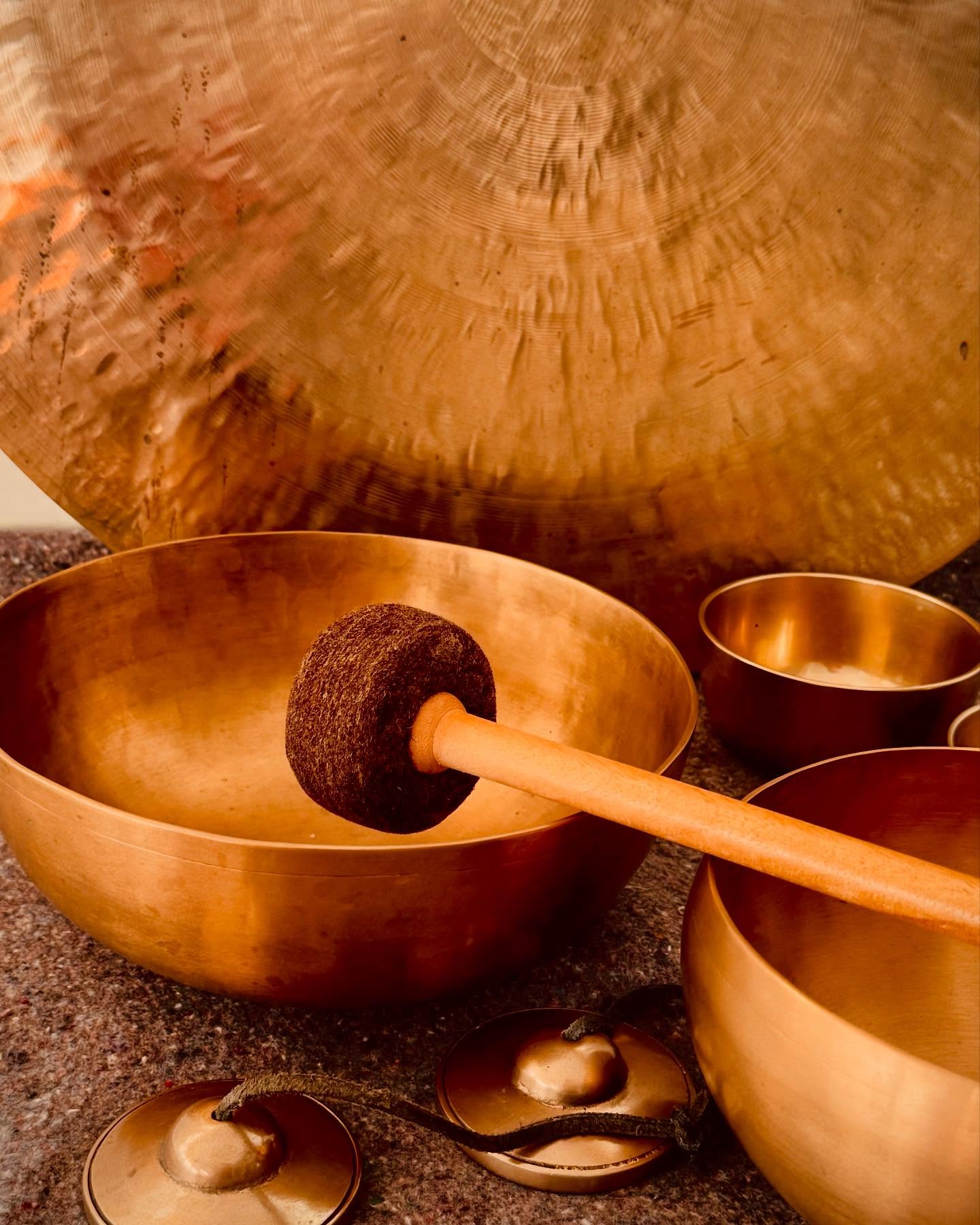 Aula Especial de Natal 20 de Dezembro às 19h00
No dia 20 de Dezembro, pelas 19h00, a aula de yoga com Carlos Ortega, terminará com um relaxante banho de som.
Mergulha numa experiência imersiva concebida para promover o relaxamento, e autodescoberta através de vibrações sonoras.
A natureza rítmica e repetitiva das vibrações sonoras pode direcionar as ondas cerebrais, mudando-as de um estado de alerta para um estado mais calmo e meditativo. Isto pode reduzir o stress, a ansiedade e promover o relaxamento.
Os banhos sonoros podem ajudar a melhorar a qualidade do sono e ajudar a fortalecer a ligação mente-corpo, permitindo uma experiência de sensação mais profunda de paz e bem-estar.
Mais informações e inscrições:
Wtspp +351 912070757
Christmas Special Class 20th December at 7h00pm
On the 20th December at 7h00pm the yoga class with Carlos Ortega, will end with a soothing sound bath.
Dive in an immersive experience designed to promote relaxation, healing, and self-discovery through sound vibrations.
The rhythmic and repetitive nature of sound vibrations can entrain brainwaves, shifting them from a state of alertness to a calmer, more meditative state. This can reduce stress, anxiety, and promote relaxation.
Sound baths can help improve sleep quality and help strengthen the mind-body connection, allowing an experience of a deeper sense of peace and well-being.
More info and registration:
Wtspp +351 912070757
#soundbath #yogaclass #yogaparede #yogacascais #banhodesom