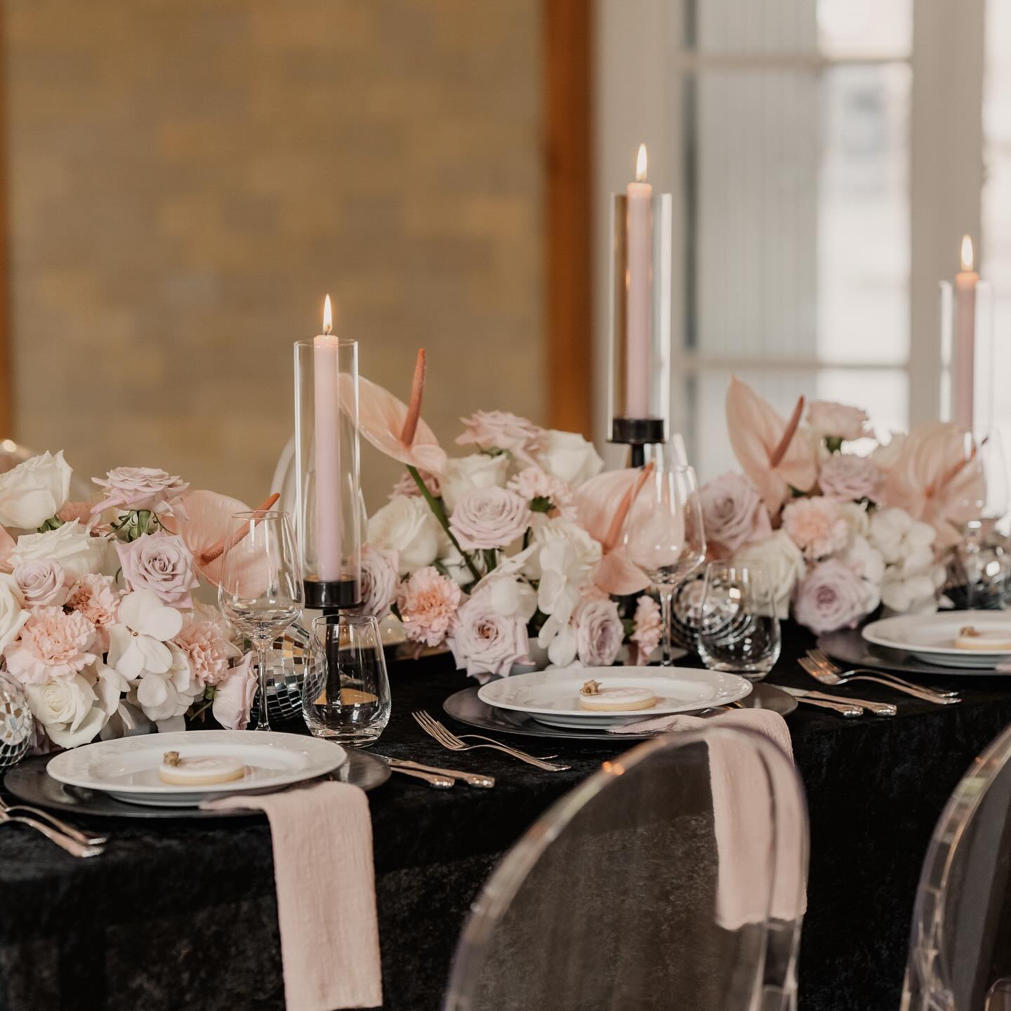 YOU DEFINITELY NEED A SPECIAL BRIDAL WEEKEND EXPERIENCE 👰🏼🤩
Kennst du das Gefühl, wenn du Junggesellenabschiede mit Bauchkasten in den Innenstädten siehst und denkst: bitte lass meinen JGA nicht so ultimativ cringe sein 🥴
We feel you! Die gute Nachricht ist: Wir können nicht nur Hochzeit, sondern auch alles vor- und nachgelagerte. Anträge und besondere Bridal Events sind wunderschöne Anlässe, die es verdienen zelebriert und schön gemacht zu werden ✨
Bei uns kannst du eine stilvolle Bridalparty bereits ab 100€ pro Person mit coolen Extras feiern.
Möchtet du mehr Infos? Schreib uns 🤍
Schreib uns in die Kommentare, ob du eher Team Bauchladen oder Team Schloss Experience bist?
Love, The Heartwigs
JGA STILVOLL FEIERN
BRIDAL PARTY GERMANY
PREMIUM EVENTS
FINE ART WEDDDING
Planung & Konzept: @ambient.moment
Location: @schlosslieser
Fotos: @annakuhnfotografie
Dekoration & Floristik: @ambient.moment
Hair & Make-up: @braytaylorbridal
Bridal/Bridesmaids Acccesoires: @theconfidentbride.shop
Papeterie: @theconfidentbride.shop
Brautkleider: @himmelreich.bridalstore
Oldtimer: @momentum_trier
Trauringe: @juwelier_engel
Torte: @sweet_design_cakes
Sweets: @oberweis_luxembourg