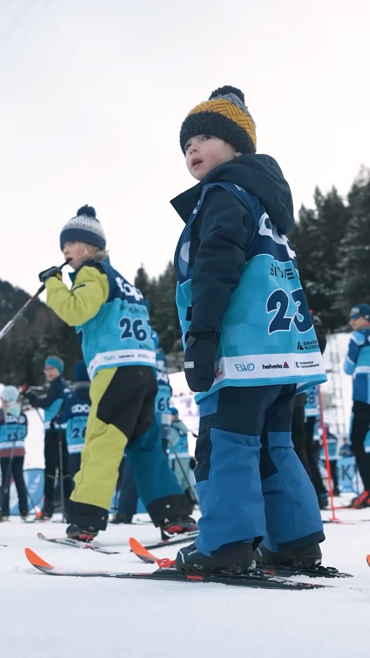 3rd Dario Cologna Kids-Event 🥰
🫶 Throwback to Saturday’s Kids-Event and youth race at Davos Nordic.
🎥 @onairproduction
@coopminiworldcup @chrissports.ch @dahlie.sportswear @weberdavos @helvetia.schweiz @mosterei_moehl @ewd_ag @gemeinde_davos @gkb.ch
.
.
#CHRISsports #UNITEDbyCHRISsports #daehlie #shorley #coopminiWorldCup #DavosNordic #50JahreJubiläum #Langlauf #DavosKlosters #SwissSki #DarioCologna #Cologna #FIS
