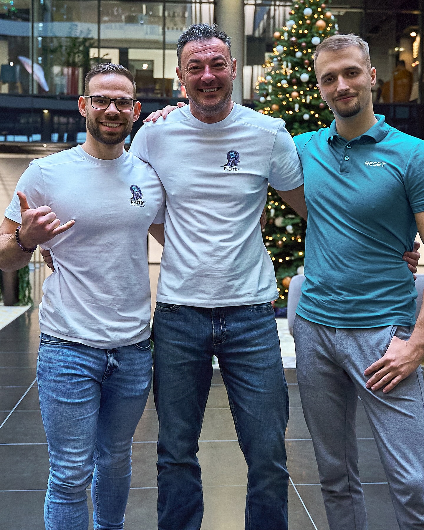 Věděli jste… 🧠
že se v Praze konal 1. kurz P-DTR v ČR 🇨🇿?
A my jsme rádi, že náš kolega @fyziokopriva byl u toho jako odborný asistent, kdy se přímo podílel na pomoci novým studentům této metody v oblasti funkční neurologie 🧠⚡️
Děkujeme za důvěru!