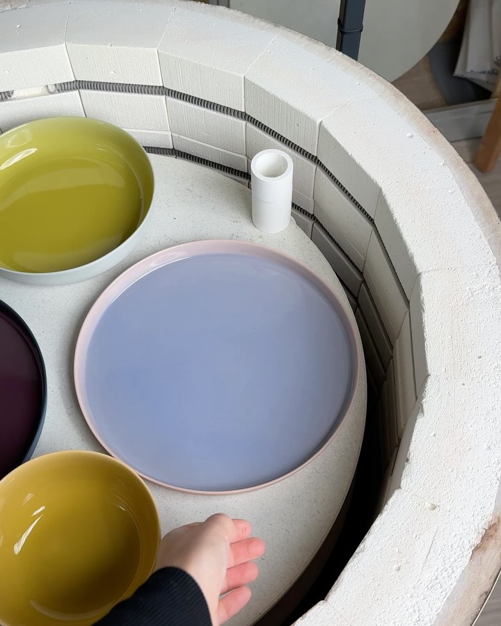 Well, hello from the new studio! 🎉
The past few weeks have been a whirlwind of wrapping, packing, moving, lifting, unboxing, and finding a new home for every single thing I own. But it’s finally starting to come together! The new space is gorgeous, and I couldn’t be more excited for summer.
If you know me, you’ll know that if I could make a living from canoeing, I’d swap clay for paddles in a heartbeat. So, being located along the water feels like a dream. I can already picture those long summer evenings canoeing through the beautiful city center of Amersfoort. 🌅🚣♀️
As for the studio itself, while most of the chaos is kind of under control, there’s still a lot to figure out—like where the power sockets for the kilns should go and the perfect spot for a designated “dusty zone.” My brain seems to have decided it’s done with decision-making, so I’m giving myself a little grace and taking things slow for now. ♥️