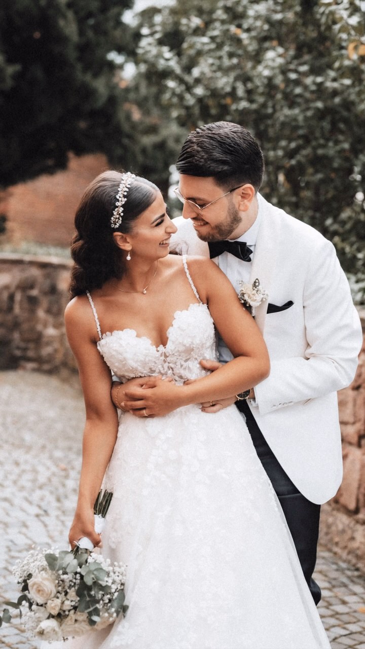 Wir durften dieses Jahr die wunderschöne Hochzeit von 👰🏻Amin&Hiba 🤵♂️ begleiten und diese Bilder sind entstanden. 😍
📩 Schreibt uns, wenn ihr noch einen Fotografen für eure Hochzeit im kommenden Jahr sucht. Oder besucht unsere Webseite in der Bio für mehr Informationen über uns.
#Hochzeitsfotografie #Hochzeitskleid #Hochzeit #Hochzeitsfrisur #Hochzeitsbilder #Hochzeitslocation #hochzeitsinspiration #verlobung #verlobungsring #verlobt