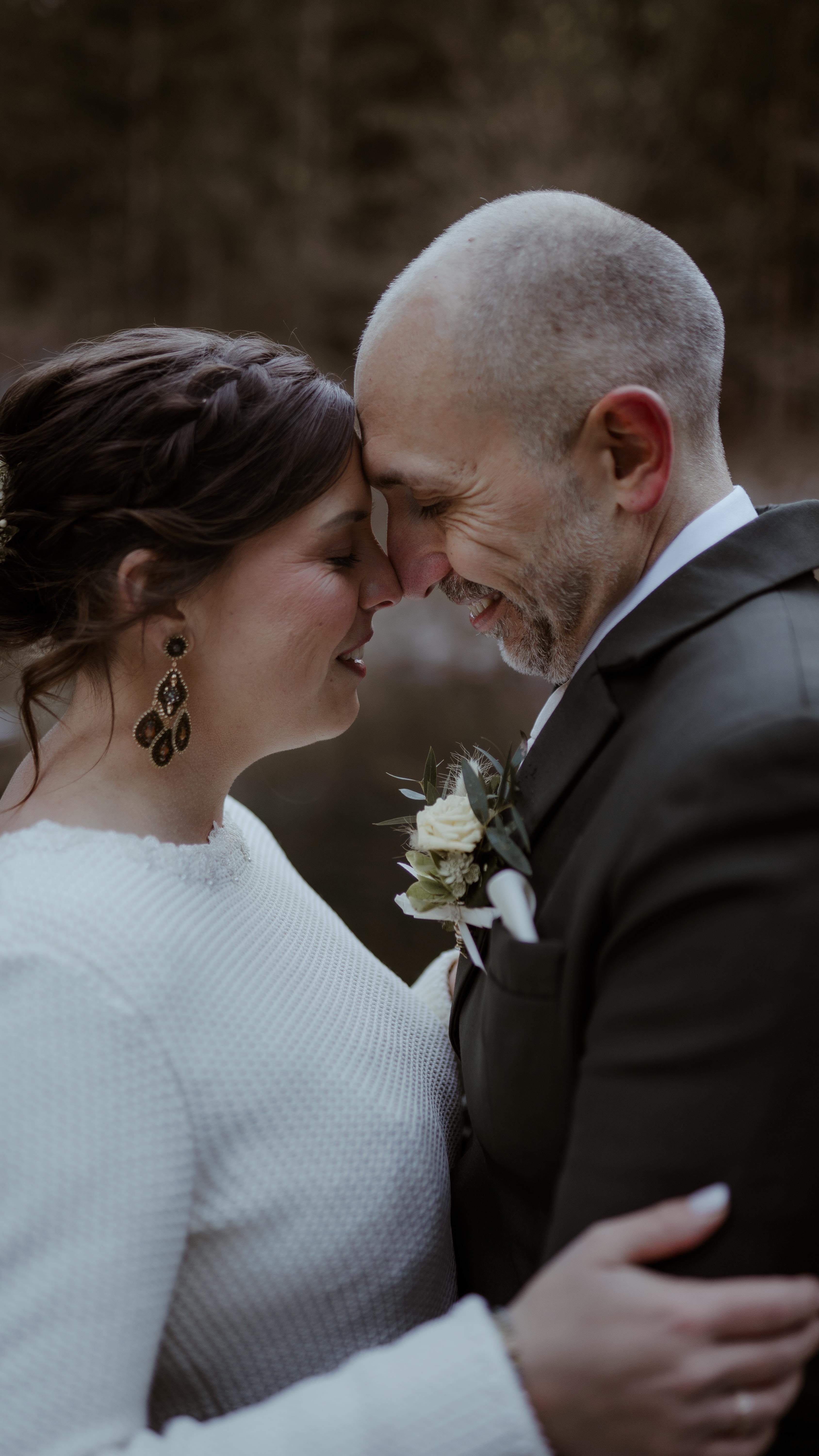 Eine Woche ist es nun her, dass Andrea & Anton „Ja“ zueinander gesagt haben. 💍🤍
Die beiden haben sich für ein ganzen Hochzeitswochenende in Kärtnen in einem Almdorf entschieden.
Am Freitag sind die Gäste bereits am Nachmittag für das Get Together bei der Feuerstelle eingetroffen und haben ihre Chalets bezogen.
Am Samstag haben wir mit einem gemeinsamen Frühstück gestartet, bevor die Damen nacheinander gestylt wurden.
Um die Mittagszeit hat die freie Trauung im Wald begonnen. Da der Traubereich sehr hoch gelegen ist und zu Fuß nur schwer erreichbar war, wurden die Gäste mit dem Caterpillar zur Zeremonie geführt, das war ein unerwartetes Highlight für die Gäste. Nach der Trauung gab es heißen Punsch vor dem Kaminfeuer zum Anstoßen bevor das 4 Gänge Dinner eingeläutet wurde. Die Party danach hat bis in die frühen Morgenstunden gedauert.
Am Samstag war um 10:00 Uhr der gemeinsame Brunch angesetzt. Um die Mittagszeit sind die Gäste nach und nach abgereist.
Das Wochenende ist perfekt verlaufen und laut den Worten des Brautpaares „noch tausend Mal schöner, als sie es sich je erträumt hätten“.
Ich möchte mich damit bei allen Professionisten bedanken, die dieses Wochenende für Andrea & Anton einzigartig gemacht haben. Danke liebe Marion von @deko_rent_wedding_feelings, dass du dir so viel Mühe bei dem Wedding Dekorationskonzept gemacht hast und extra die passenden Artikel für die beiden bestellt hast. Danke an @bluehwerk_papeterie für diese ganz besonders toll gestalteten individuelle Einladungen. Danke @annaheimrath_booking für die musikalische Begleitung und die Überraschungseinlage während der Trauung. Danke liebe @helloverena_weddings, dass du mir mit deiner Anwesenheit das Wochenende versüßt hast und so tolle Fotos gemacht hast, die ich jetzt ganz stolz präsentieren darf. @joseph_erin_music du hast alles gegeben, um die Gäste bestmöglich zu unterhalten und für Stimmung zu sorgen, es hat mich sehr gefreut, dich kennenzulernen.
Für mich war die Almdorf Hochzeit die letzte Hochzeit für dieses Jahr, jetzt geht es für mich in die Winterpause in der die Hochzeiten für das Folgejahr 2025 und schon das übernächste Jahr 2026 geplant werden.🪄