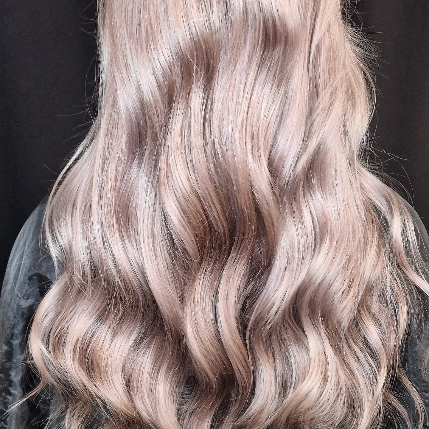 I am ready for Christmas 🎄 part 1
#christmasstyling #hairstyling #hairdresser #stylist #christmas24 #emphaarthie #bymadeleinedoering