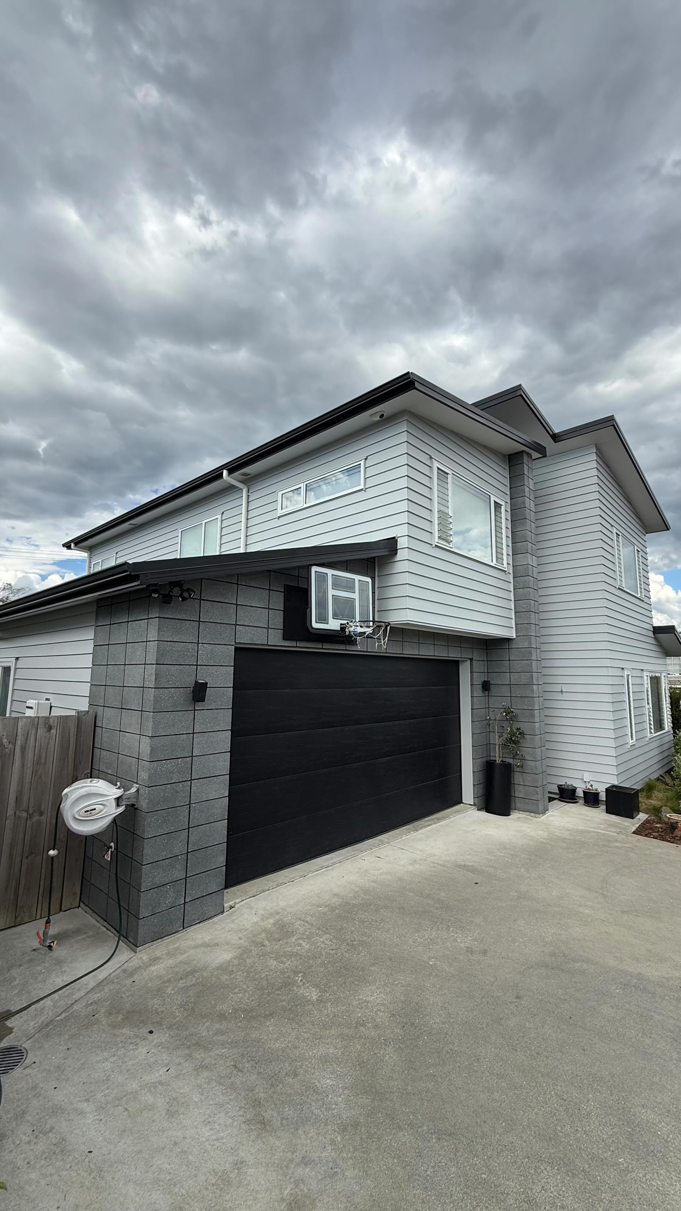 💥Another great job by the team , a home 🏡 that will last the test of the Auckland weather . Fully prepped, sealed and weathertight surfaces while handy over quality finish 🎨 💥 #professionalpainter #duluxaccredited #silverstaterenovations