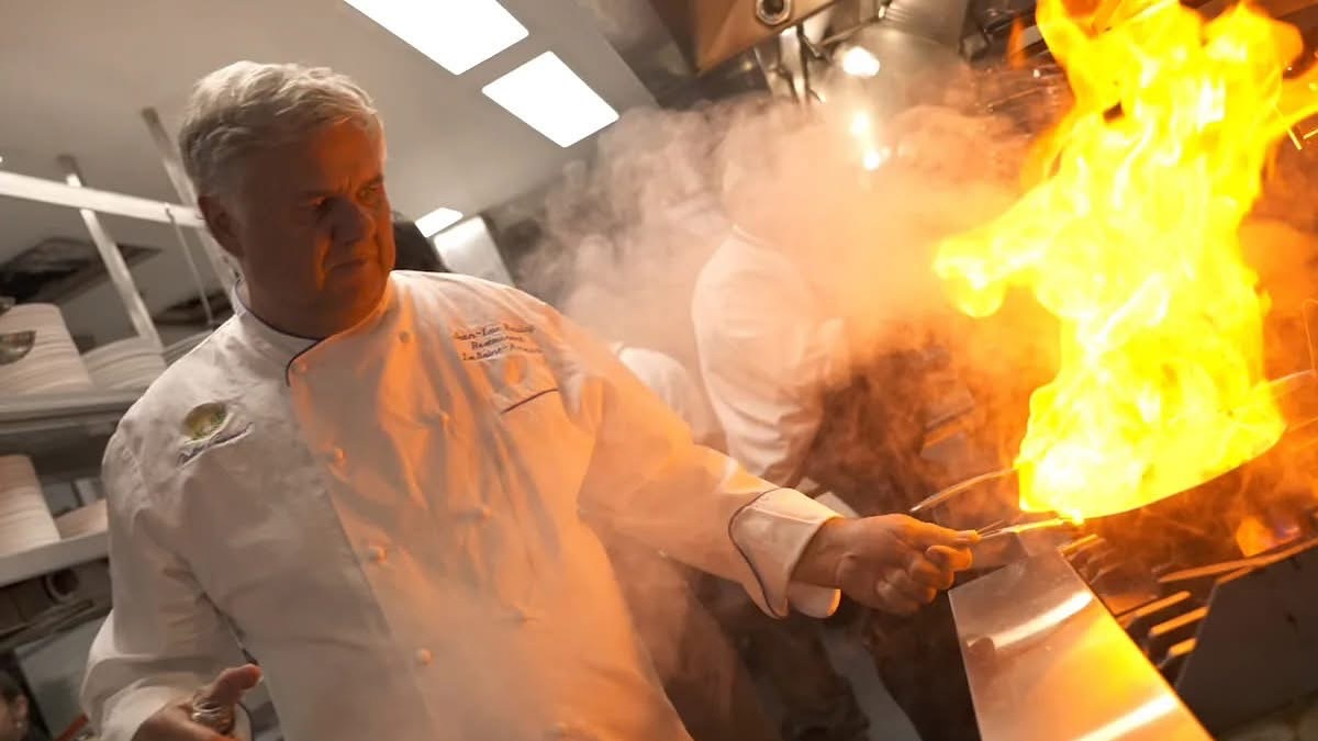 🎄 Le Saint-Amour vous propose ses classiques pour emporter durant le temps des Fêtes! 🎄Le Chef Jean-Luc Boulay @chefjeanlucboulay a soigneusement préparé un menu gourmand et festif, en quantité limitée, pour sublimer vos célébrations à la maison.
📅 Commandez dès maintenant pour récupérer vos plats le 21 ou le 24 décembre 2024.
💻 Rendez-vous sur ce site pour commander : https://lesaintamour.order-online.ai
✨ Offrez à vos êtres chers (ou à vous-même) une boîte repas #SaintAmour en cadeau et savourez une cuisine raffinée, unique et festive.
Le Menu:
🍽️ Entrées
Torchon de foie gras de canard - 80,00$
Boudin blanc à la truffe - 30,00$
Pâté croûte de gibier - 20,00$
🥩 Plats
Wellington de bœuf pour 2, 4 ou 6 personnes - À partir de 45,00$
🍰 Desserts
Bûche de Noël au yuzu et praliné pour 2, 4 ou 6 personnes - À partir de 18,00 $
Tartelette camerise et tonka pour 6 personnes - 30,00 $
Cannelés bordelais rhum et vanille (boîte de 6) - 18,00 $
Boîte de 16 chocolats, 4 saveurs - 30,00 $
🎁 Joyeux Noël et une délicieuse saison des Fêtes à tous! ✨
Faites vite, les quantités sont limitées!
#RepasPourEmporter #LeSaintAmour #GourmandisesDeFêtes #JeanLucBoulay