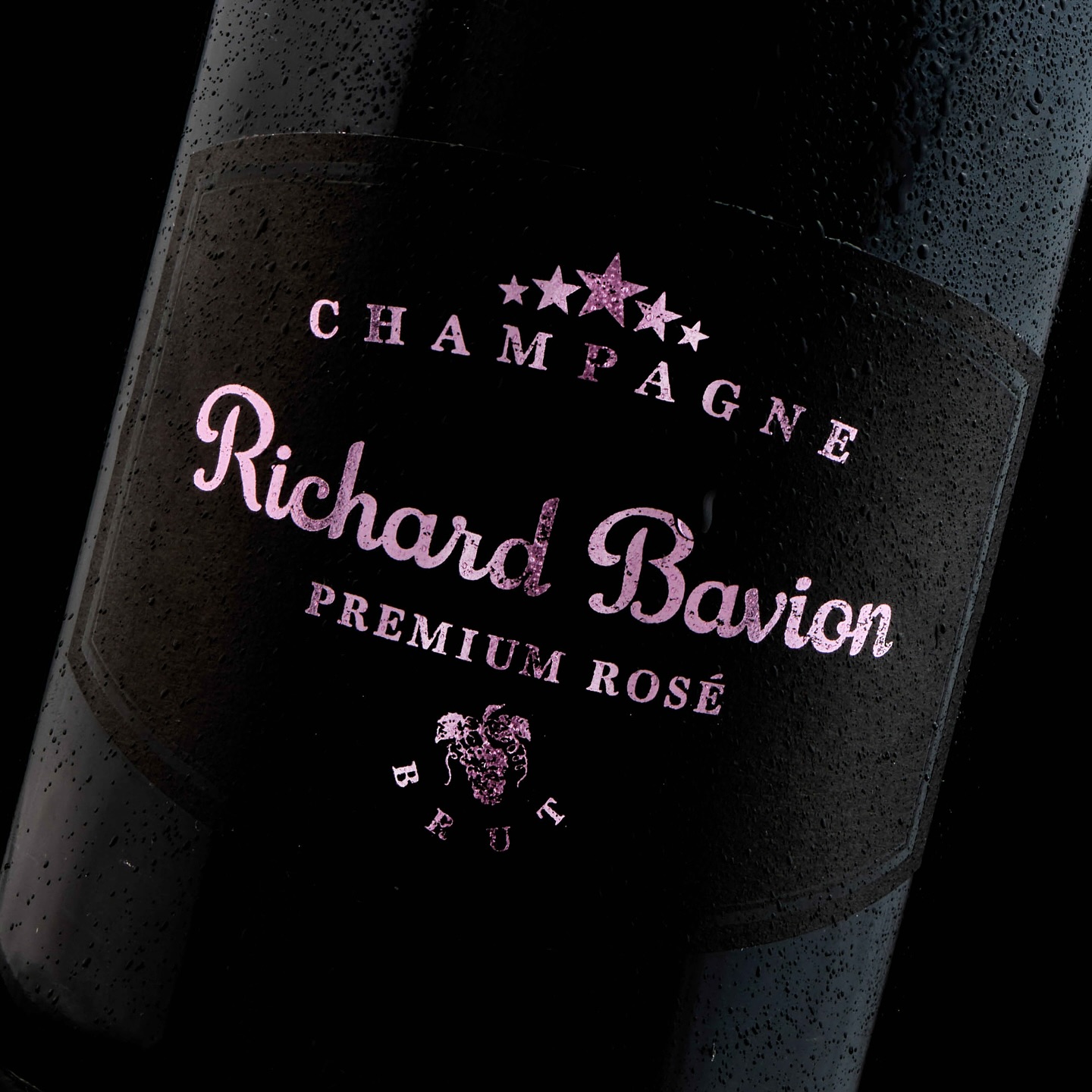 Introduce the new 2025 Premium Rosé 🥂
The Richard Bavion Premium Rosé Champagne is now presented in a new, elegant design that exudes sophistication. In addition to its unchanged vibrant and fruity flavor profile of strawberries, blueberries and wild berries, its new design stands for modern luxury and makes it an eye-catcher for any occasion. Elevate the moments with a creation that perfectly combines taste and artistry.
It will be available from January 2025.