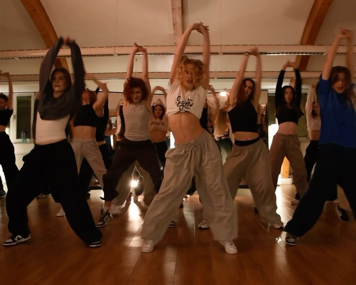 Come join me tomorrow for one last class in 2024 at @empire.dance.vienna ✨
🧠 @thisisgoaldigger
🎵 @adannaduru
🎥 @chris.alvar
🏠 @empire.dance.vienna