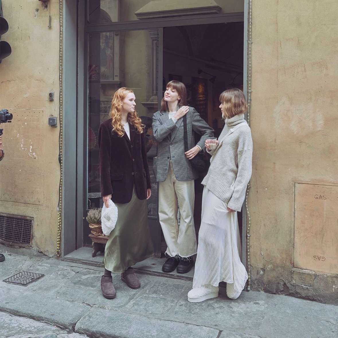 Effortless style with @colorsofcalifornia 🖤🤍 Cozy shoes that complete every look #shoeaddict #winterfashion