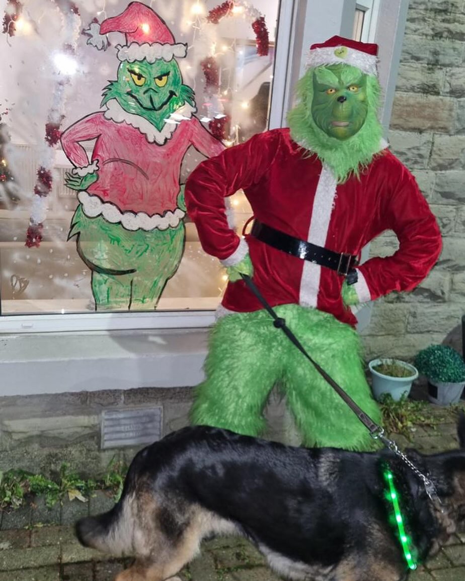 The Grinch has come to visit his portrait at the Lighthouse! ๐๐