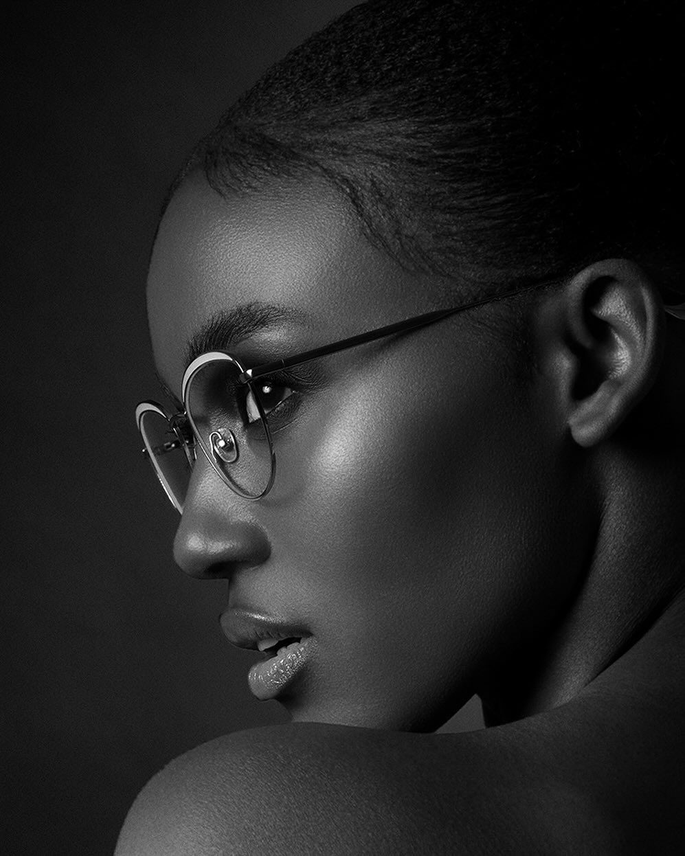 Attention, independent women who understand the transformative power of eyewear.
#caroneyewear #opticians #independentopticians #CaronEyewearStyle