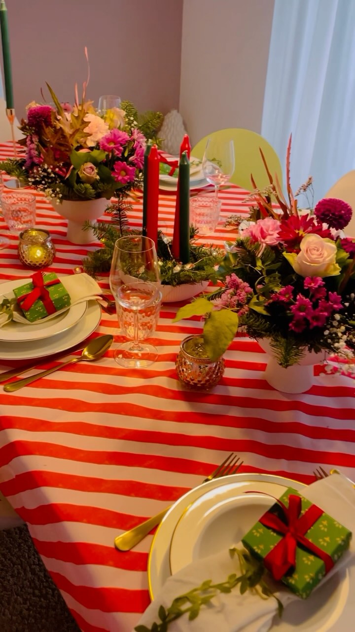 Weihnachtliche Tischdeko🎄💚
Ob es bei uns eher schlicht oder farbenfroh wird entscheiden wir je nach Gefühl ganz spontan☺️
Wie ist es bei euch? Steht die Tischdeko für Weihnachten schon fest?
#tablesetting #christmasdecor #weihnachtsdeko #tischdeko #weihnachten #tannenbaum #interiordesign #interiordecor #colorfulhome #homedecor #interior123 #intetiorstyling #interiors #colorful #colorfulhome #colorfullife