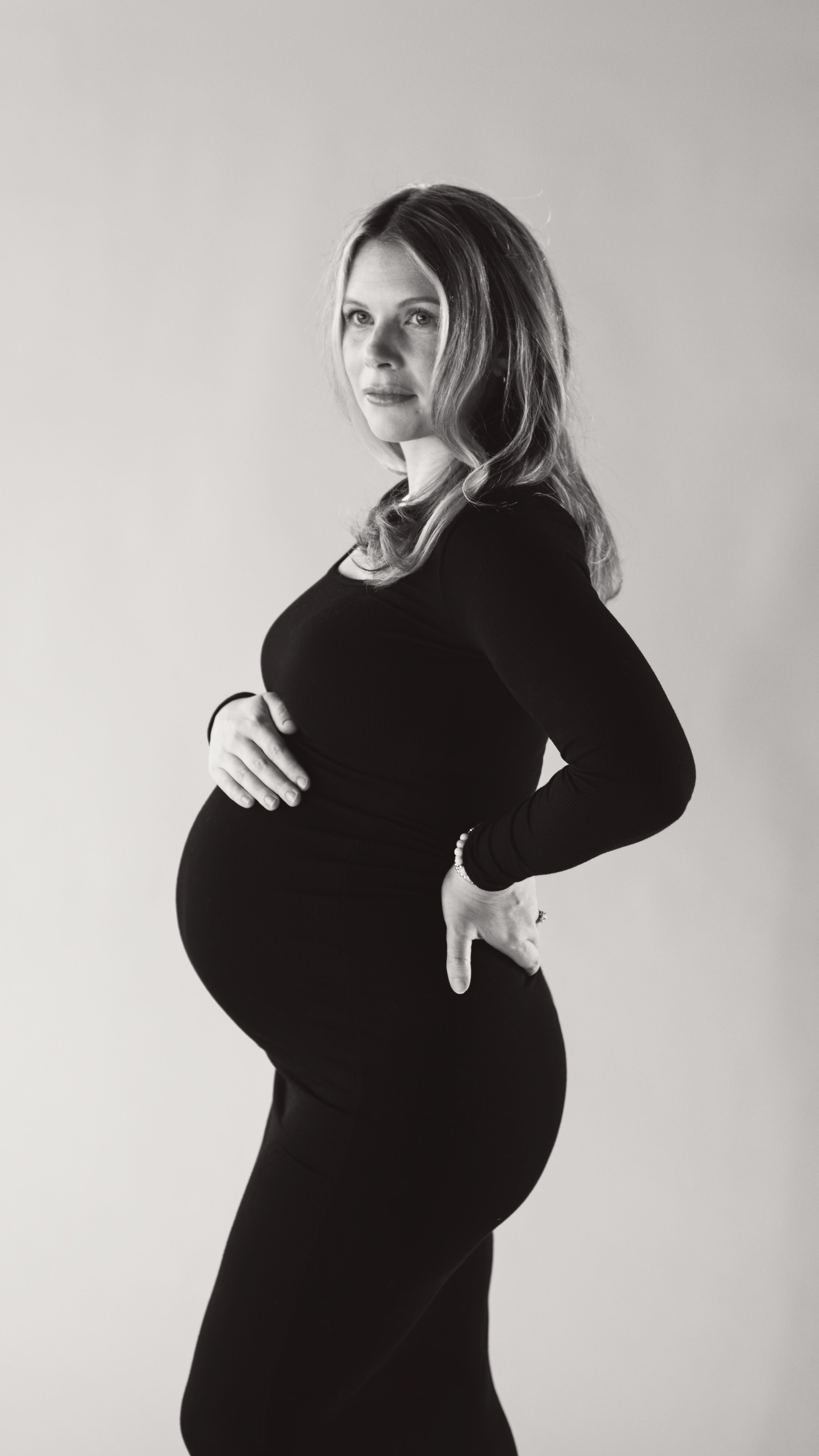 Okay we lucked out. The beautiful sun made an appearance and lit up our studio space so beautifully. Made this photographers heart happy. @laurenelic.loeb has such a beautiful family and I’m so happy I get to capture them as they expand. #photographer #midwestphotographer #lawrencevilleillinois #maternityphotographer
