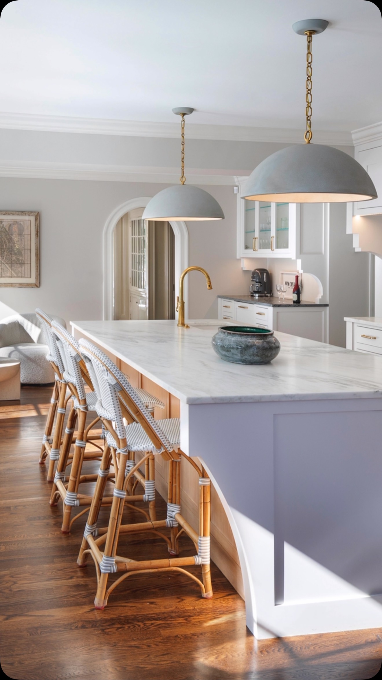 Calm and cozy kitchen makeover within an Arts and Crafts country home
.
.
#artsandcraftshome #greatclients #newkitchen #whitekitchen #luxurylifestyle #finehomebuilding #homerenovation #countrylife #homemakeover @visualcomfort @torrcodesigncenter @newportbrass @sobot_trim_
.
Photography: @timleephoto
.
.
@andrewbartolotta_aia
@rr_builders_llc