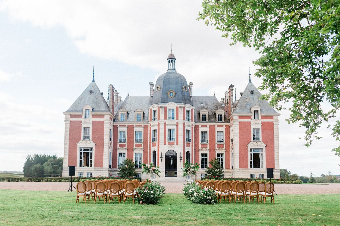 New album in and I can’t get enough! Thank you @by_chesnel for this absolute work of art 🤩 @grace.pittard and @mattpittard, you beautiful humans! You deserve all the happiness in the world. Coordinating your wedding was a pleasure and an honor. I wish you all the love for your future together ✨
The team on this wedding was top notch. The best in the industry. So much love:
Venue : @domaine.du.reveillon
Wedding Planner : @sarahthomasevents
Photographer : @by_chesnel
Videographer : @jinoagnelli
Floral Design : @les_ephemeres
Gown : @bertabridal @berta
MUA : Bianca Beauty
Hair : @divineshair
Suit : @suitsupply
Officer / MC : @erick.eventspeaker
Violonist : @antoine_giovacchini
Cocktail & Party Music :@fixthemusic @tobiripley @dhannyjazz
Caterer : @mgreception
Rentals : @jolibazaar
#weddingplannerfrance #burgundywedding #destinationwedding #destinationweddingfrance #specialevent #weddinginfrance #getmarriedinfrance