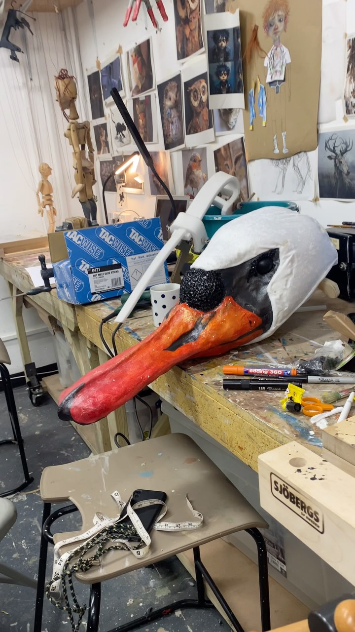 This gorgeous bedazzled Swan appears in Cinderella @kingsheadtheatre / @elphinproductions / @littleangeltheatre. Book your tickets today for this super fun panto which critics are raving about.
#puppetry #puppets #puppets #puppetmaking #puppettheatre #puppetdesign #puppetsofinstagram #theatre #swan #swans #swanpuppet #cinderella #panto #londontheatre #scenography #theatredesign