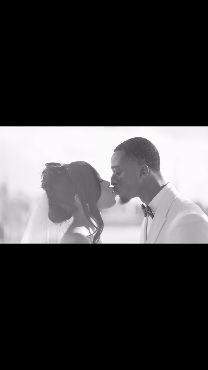 Sometimes just noir 😍…. There’s something about wedding photos in black and white. I think the same can be said about wedding films too.