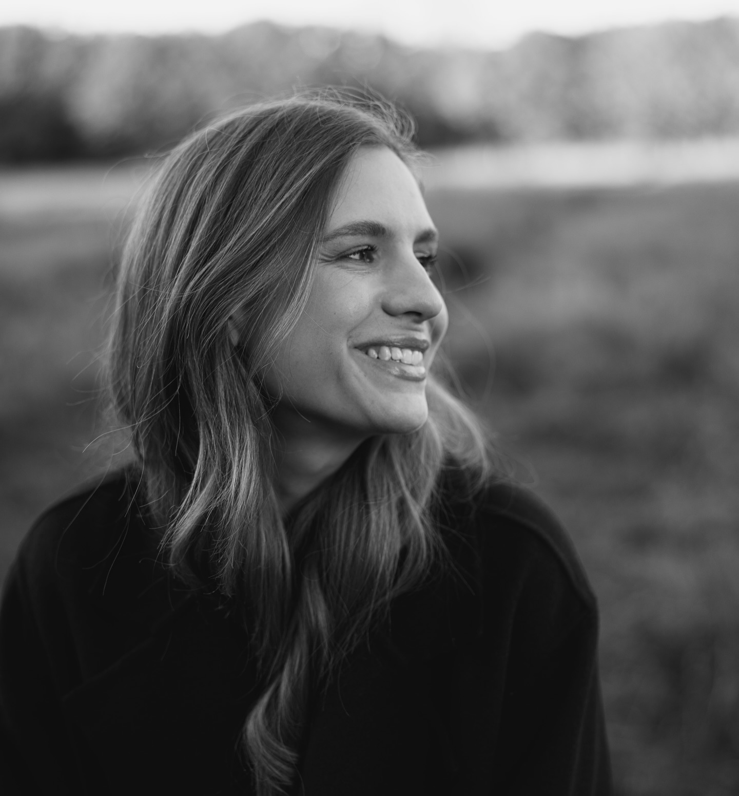 Ich wünsche euch von Herzen frohe Weihnachten.
Und ich DANKE EUCH. So sehr.♥️🫶🏻
Dieses Jahr mehr denn je. Für eure Nachrichten, Unterstützung und Nachfragen, Besuche im Studio, Begegnungen, Verbindung. Und das, obwohl ich hier fast 6 Monate gar nicht ‚da war‘.🙏🏻
Ich weiß, dass es von außen betrachtet wahrscheinlich kein großes Ding war. Für mich aber irgendwie schon. Weil ich mir die ‚Pause‘ über den ganzen Sommer nicht aktiv genommen, es nicht geplant hatte. Es war, als hätte ich meine Stimme kurz verloren, obwohl mein Herz so sehr brennt für das, was ich hier und natürlich auch in meiner Arbeit im Studio täglich tue. Manchmal hat mir das auch Angst gemacht. Und gleichzeitig so viele Momente im echten Leben geschenkt, die schmerzhaft und gleichzeitig sehr heilend waren. Gespräche, Musik, liebe Menschen und Verbindungen, unerwartete Ausflüge alleine, Berge und Natur, die Momente im Studio, wenn wunderschöne Frauen dort sitzen und zum ersten mal fühlen können, wie schön sie eigentlich sind. Wie die Augen sich verändern und strahlen.🙏🏻♥️🫶🏻
Heute spüre ich, wie wichtig dieser Sommer war, wie sehr er mich noch mehr in der Tiefe mit mir, meiner Arbeit verbunden hat, mit meinem Herz und meiner Leidenschaft. Und das ich das weiterhin unbedingt teilen möchte- hier, mit euch, und auch im ‚echten Leben‘. Was immer auch noch kommen mag.♥️☺️
Ich wünsche euch allen eine erholsame und besinnliche Zeit und denke auch an diejenigen, die es gerade nicht so leicht haben.♥️
Frohe Weihnachten🫶🏻. Alles Liebe
Lisa ♥️✨