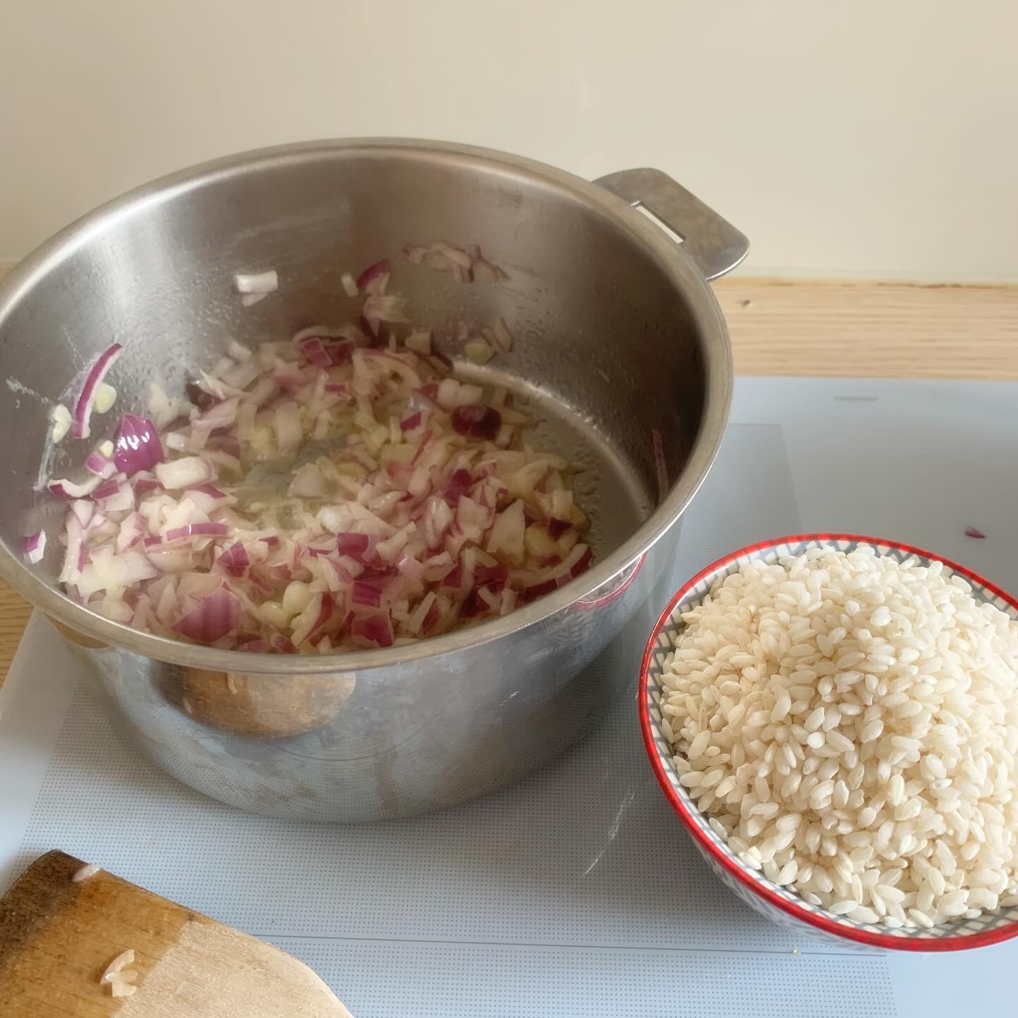 Un #risotto Al dente, à base de d'ail, oignons rouges et céleri branché, au vin ROUGE et aux foies de volailles !! Cette recette spéciale vient du village de mon grand-père dans le Piémont, à 2 pas du village d'Arborio d'où vient le riz éponyme... Et c'était bien #MIAM ☺️☺️ Est-ce que vous voulez la #recette ? ☺️☺️.
.
.
#BonAppetit !
.
Pensez à ENREGISTRER ce post pour vous inspirer plus tard ☺️ et vous abonner bien sûr 🥂
.
+ de 170 recettes et astuces sur
www.delicieuxsanssucre.com
Ou lien cliquable dans ma bio @delicieuxsanssucre
.
Créez VOTRE MODE D'ALIMENTATION sur mesure 🎁🎁 avec le programme TAPAS :
Un programme de folaï pour vous guider vers une alimentation saine, gourmande et durable en 8 modules ultra-pratiques !
.
.
#Transformezvotrealimentation
#MangerMieux #MieuxManger #Alimentation #AlimentationSaine #Flexitarien #FaitMaison #DansMonAssiette #MangerSain #MangerSainement #cestropbon #EquilibreAlimentaire #ReequilibrageAlimentaire #DelicieuxSansSucre #IgBas #IndexGlycemiqueBas #RegimeIgBas #miam #miamMiam #VraimentSain #SansGluten #gourmand #Bio
#LegumesDeSaison