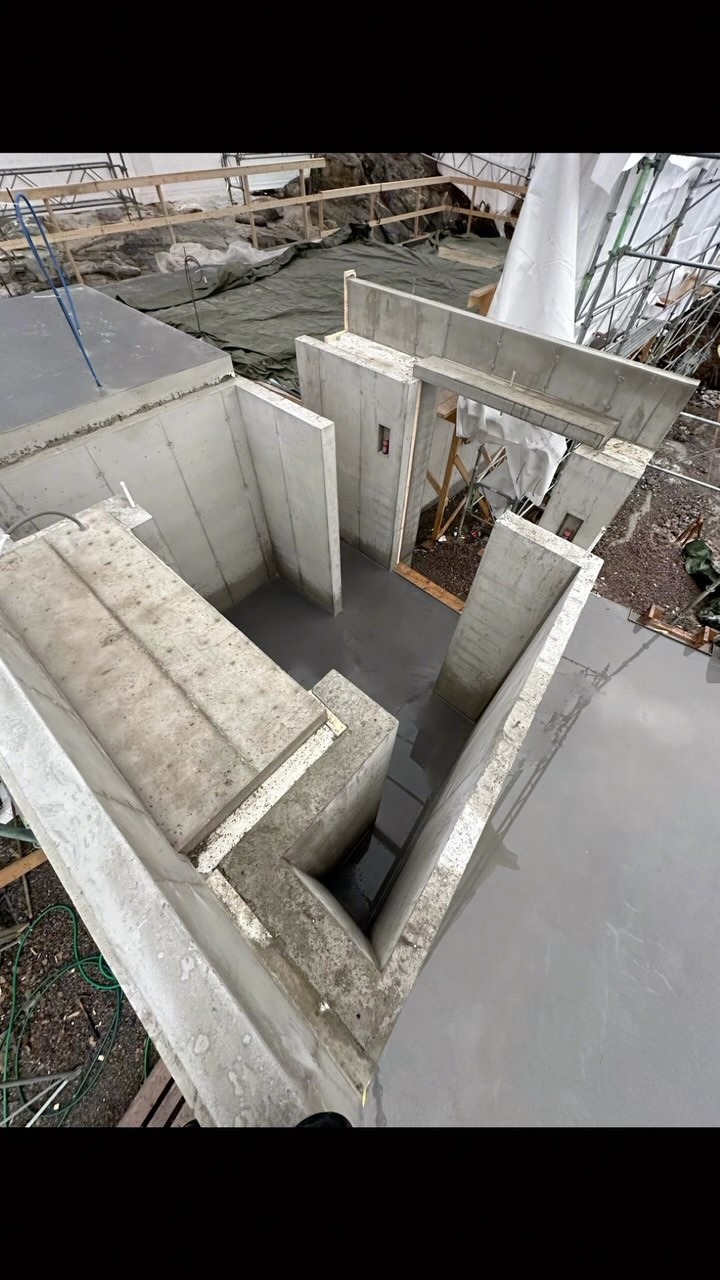 Här kommer ett inlägg på vårt nu avslutade projekt ute på ön Stendörren utanför Dalarö.
Dessa sandwichväggar var det absolut mest tidskrävande på detta projekt 😅
Vi tackar vår beställare Janne på @tryggservice för förtroendet och arkitekten Erik på @kolmanboye för att ha ritat utmanande betongkonstruktioner.
#tyresobetong #tyresöbetong #concretewall #betongvägg #concreteformwork @ms_balder #concrete #betong