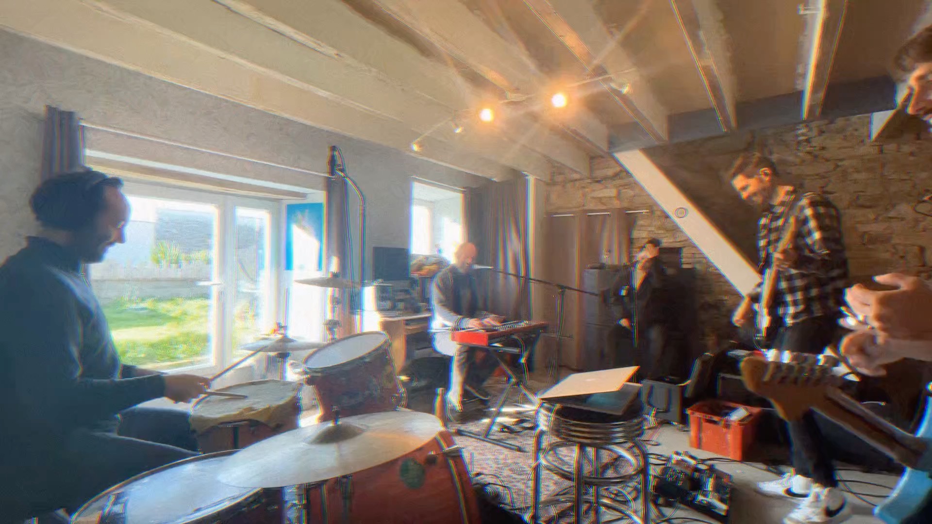 Hello les amis, toute l’équipe vous souhaite de bonnes fêtes de fin d’année!!! Et en cadeau notre dernière créa, « So » 🎁🎉
Et rdv en 2025 pour des surprises ;) Restez connectés 💀🍂 #rock #livemusic #deadleaf #doityourself #happychristmas