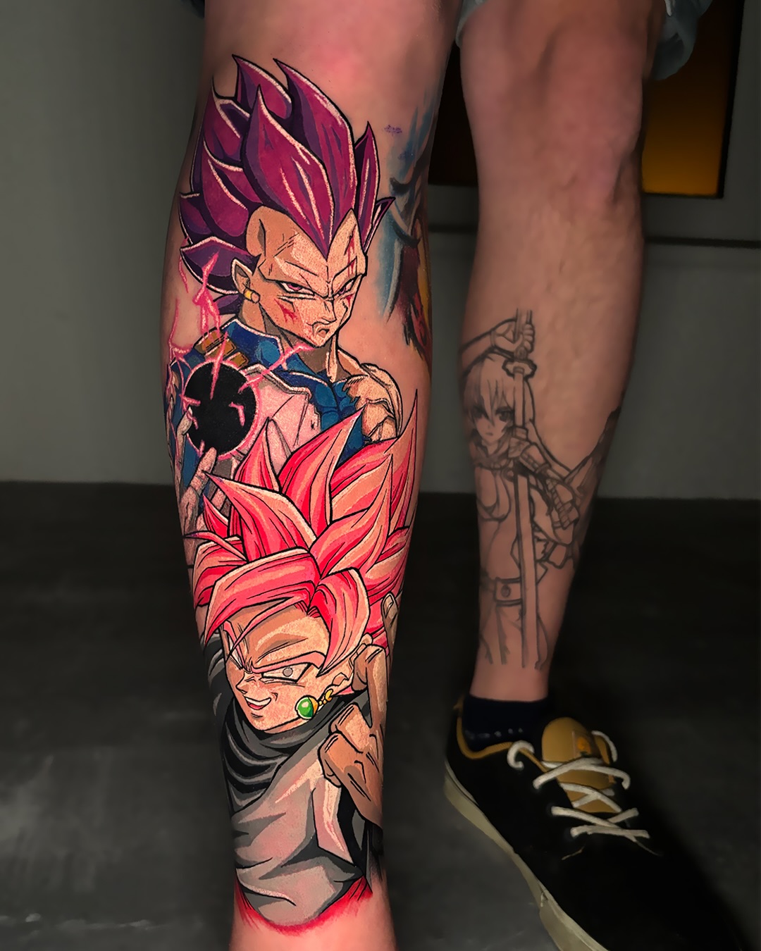 @lui_tattoos_ proves once again that he's an absolute pro with colours, especially when it comes to anime tattoos. Check out this stunning Dragon Ball piece featuring Vegeta Ultra Ego and Goku Black Rose! Both characters were done over two intense days, and the result speaks for itself. This piece is still in progress, so stay tuned
#tattoo #tattoos #tattooartist