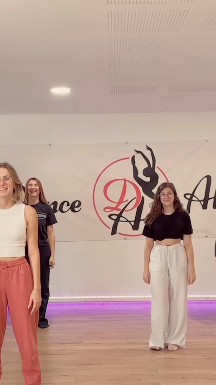 Retour en images sur le stage de Technique Jazz.
Merci aux élèves pour votre présence et votre persévérance, quel bonheur d’avoir partagé ce moment avec vous !
🎶: Unholy - Sam Smith ft. Kim Petras
🧠: @carla_petulla
📍: @danceattitudeseptemes
___________
#septemeslesvallons #danse #choregraphy #danseuse #modernjazz #marseille #workshop #lespennesmirabeau #video #dansemarseille #septemes