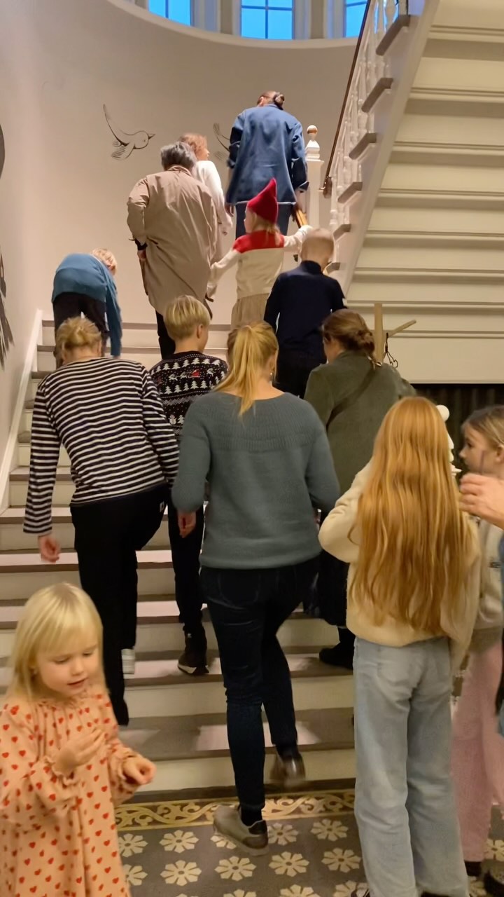 Så er det tid til at loftet skal gennemsøges for eventuelt nissebesøg 🧑🎄🤶🎅
Ho ho ho…
#familedag #påloftetsiddernissen #work2gether #work2gethertinghuset #kontorfællesskab