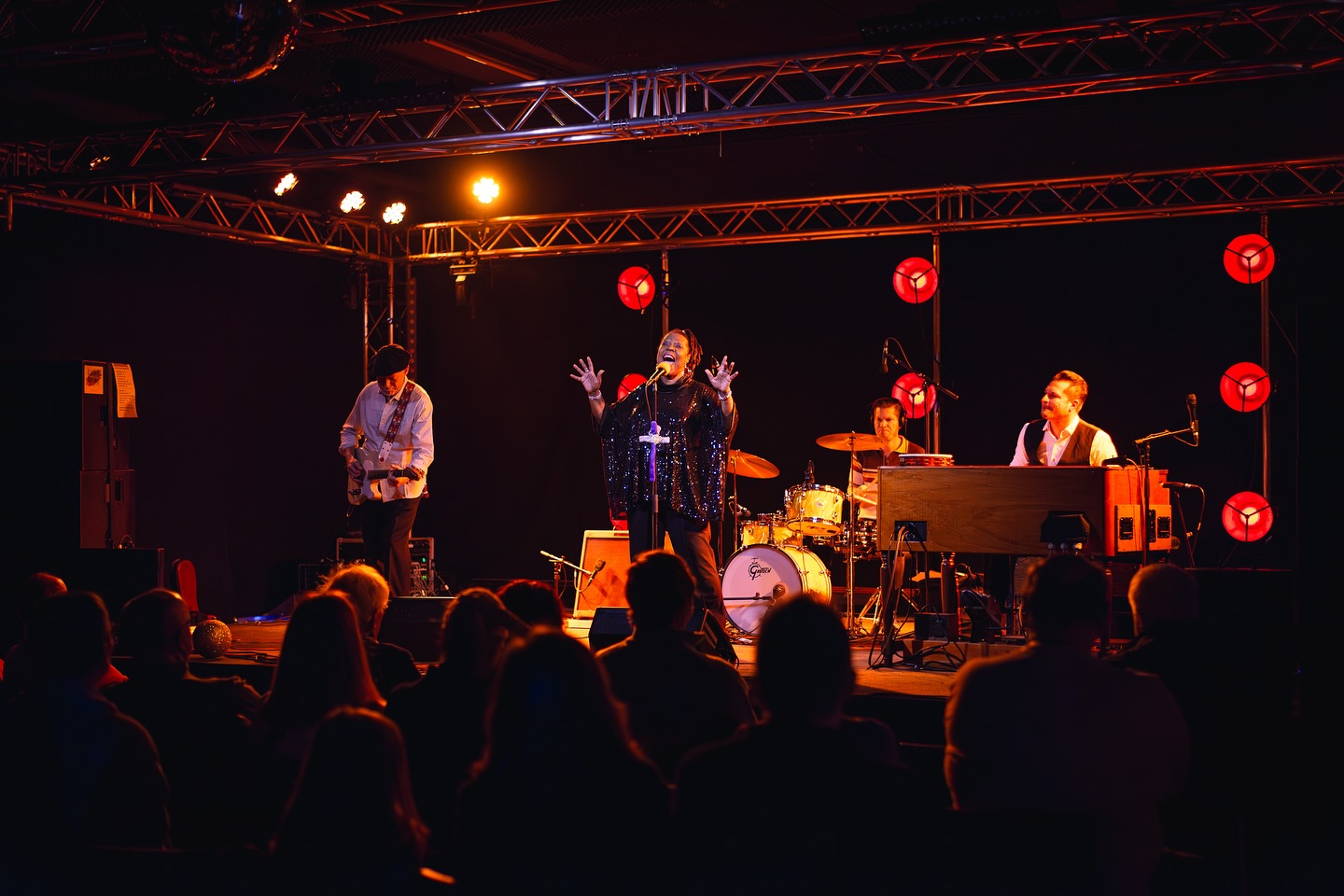 Soulful Christmas was epic! 💫
Letzten Freitag erlebten wir einen besinnlich souligen Weihnachtsabend mit dem Who’s Who der Funk- und Soul-Szene. Raphael Wressnig, Gisele Jackson, Alex Schultz und Hans-Jürgen Bart versetzten das Publikum in festliche Stimmung. Spätestens da wurden selbst Weihnachtsmuffel in Vorfreude auf die Feiertage gestimmt. 🎄
Die funky Beats und mitreißenden Grooves zogen die gesamte @altefeuerwehrhalle 🔥 sofort in den Bann. Mit leidenschaftlichen Darbietungen sorgten die Künstler*innen für ein musikalisches Erlebnis auf höchstem Niveau. Am Ende des Abends tanzten die großartigen Gäste begeistert und genossen die unvergessliche Stimmung. 🫶
#soul #xmas #altefeuerwehrhalle #kulturvereingast