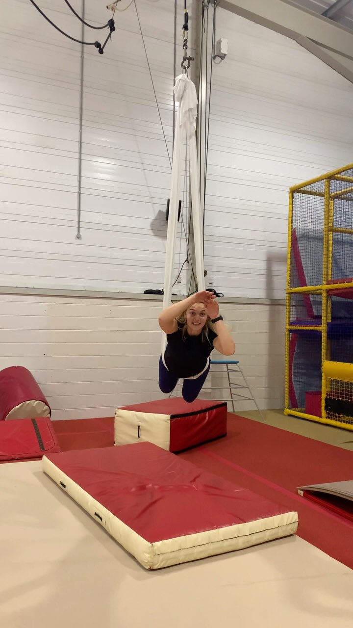 There’s SO many ways to be creative in aerial…here’s our wonderful Megan showing us how to swim in various slings shapes 🏊🤣
You might learn the moves in class but you can always add your own personal touch (May or may not include backstroke) 🌊