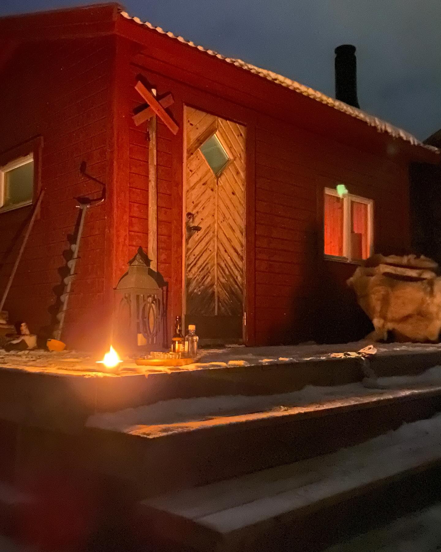 Merry Christmas from Åre! 🎄✨
We wish you a magical Christmas filled with warmth, joy, and relaxation. What could be better than balancing snowy adventures with moments of stillness in our cozy sauna or charming cabin? Maybe even a refreshing cold plunge to top it off?
Whether you’re celebrating with loved ones or enjoying some peaceful time on your own, our spaces offer the perfect setting.
Light a candle, soak in the stunning views, and let the warmth of the sauna and the charm of the cabin create memories to cherish.
Merry Christmas, and we warmly welcome you to enjoy everything Åre has to offer this winter! ❤️🎅