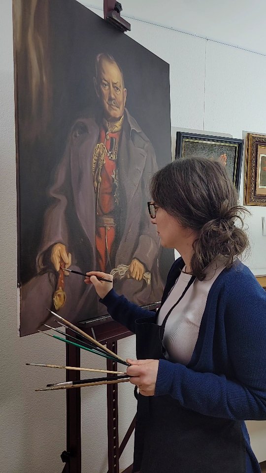 sneak peak on my current project ✨️
Contact me for your own portrait painting! 💌
****
New to my page?
Welcome!
I’m Sarah, a portrait artist devoted to the beauty of classical art. I create custom, hand-painted portraits that add a timeless elegance to any space. If you’re looking to bring a unique, personal touch to your home, contact me to order your own painting.
#ClassicalPortraiture #TraditionalArt #OldMastersArt #TimelessArt #TimelessBeauty