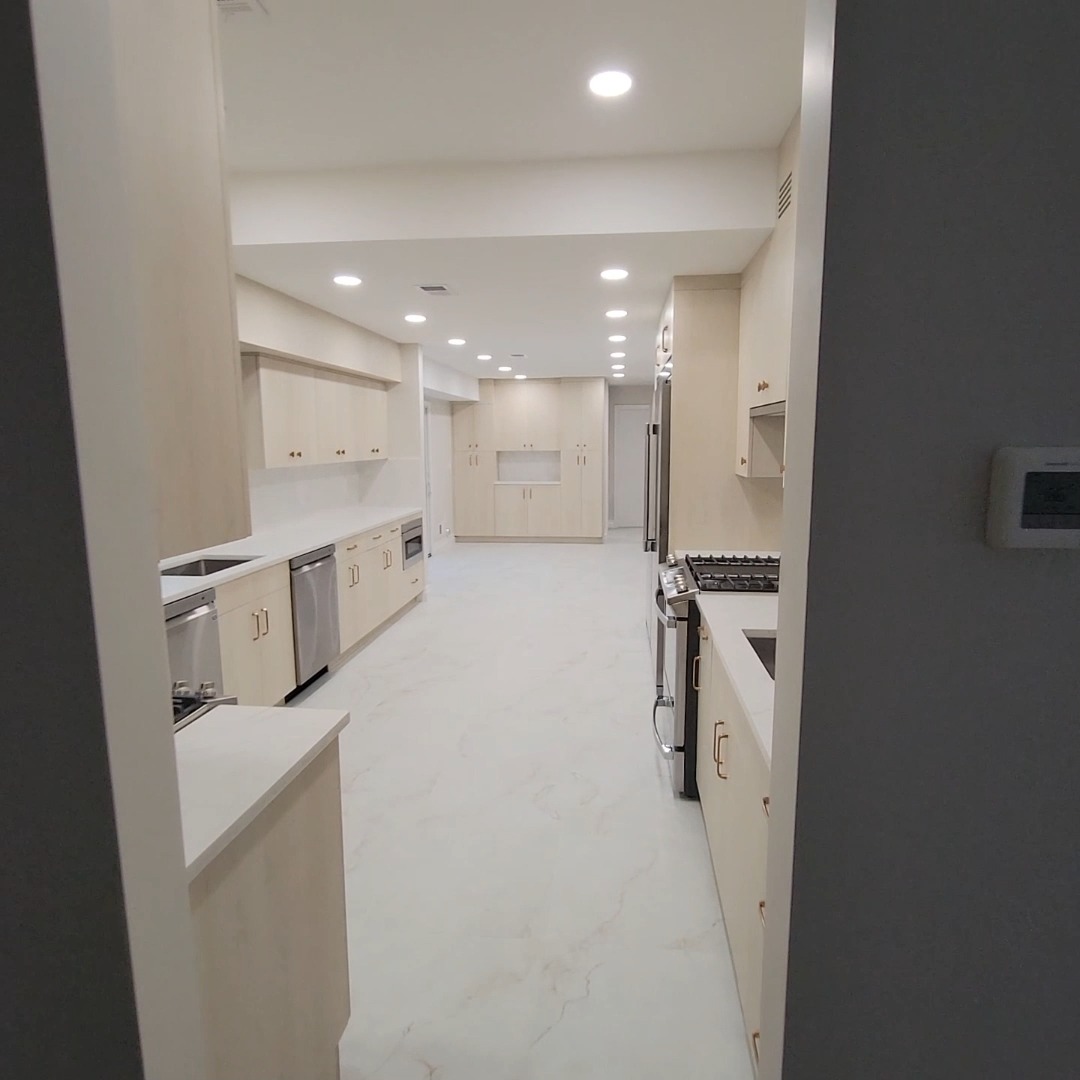 #walkthrough #kitchentour #kitchen #kitchendesign #kitchencabinets #cabinet #cabinetry #kosherkitchen #kitchensofinsta