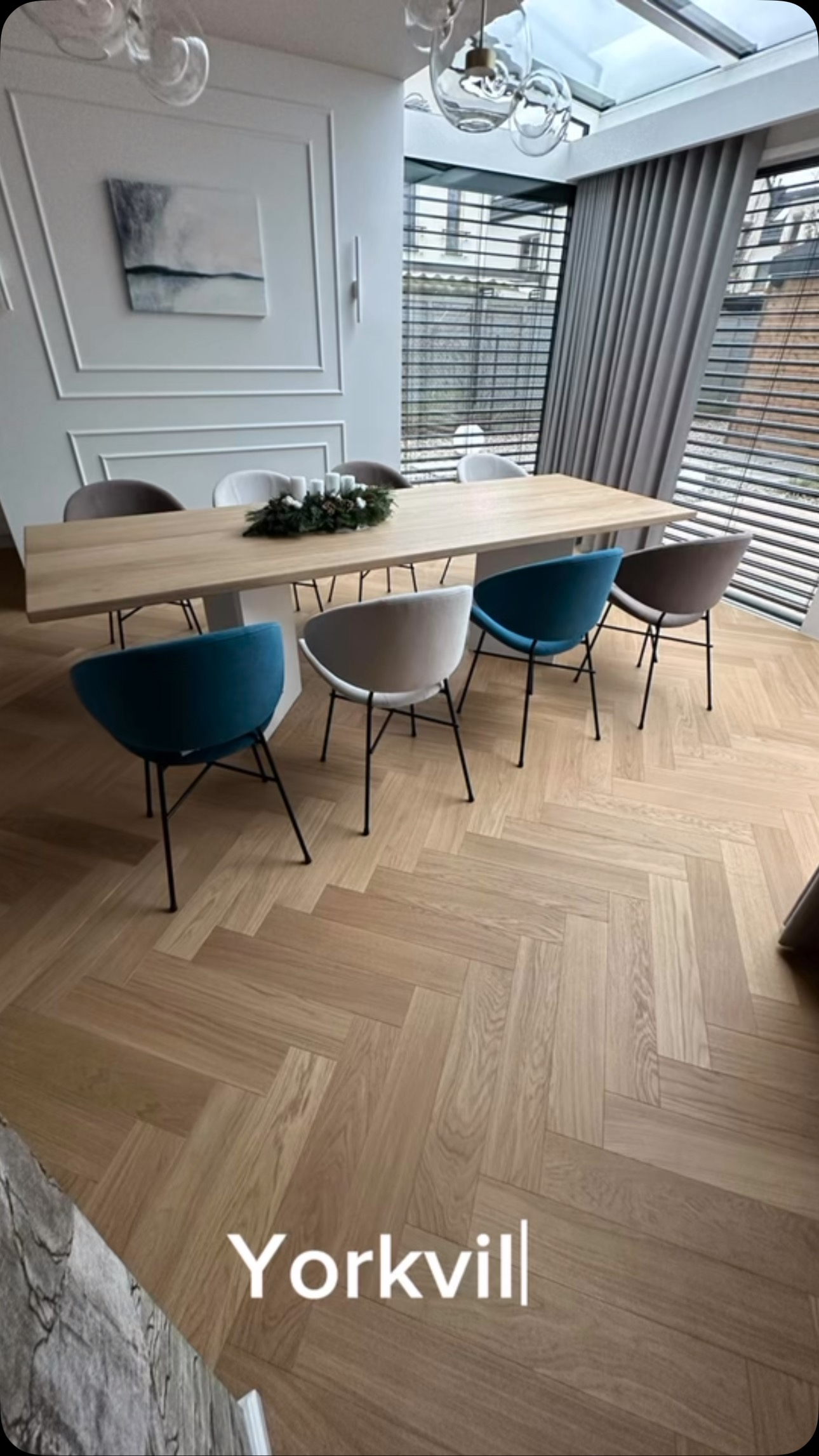 🌿✨ Odkryj elegancję w każdym kroku z naszą drewnianą podłogą w klasycznym ułożeniu jodełki. Przedstawiamy kolor Yorkville z kolekcji City Vibes – idealne połączenie stylu i funkcjonalności dla Twojego wnętrza.
Montaż - @mbshome_podlogi #CityVibes #Yorkville #JodełkaKlasyczna #DrewnianaPodłoga #WnętrzaZCharakterem #HomeDesign #InteriorInspo #WoodFlooring #FlooringDesign #HomeDecor #InteriorDesign