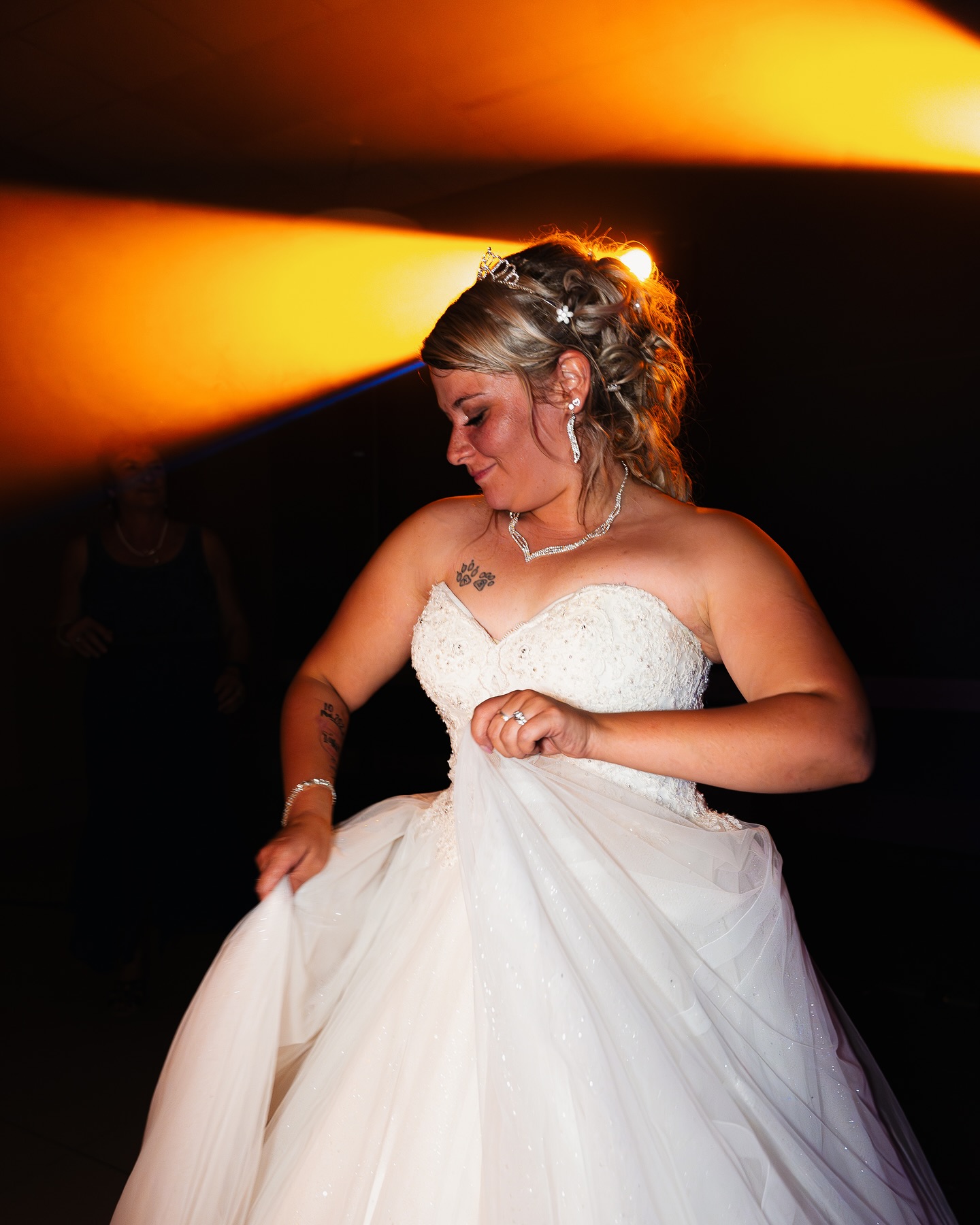 👰La reine de la soirée en pleine action !💃
Quand la mariée se lâche sur la piste, c’est le feu sur la piste de danse 🔥 en solo ou avec ses copines, la fête bat son plein !
En tant que vidéaste et photographe, c’est la partie du mariage que je préfère retranscrire, car c’est aussi ça, un mariage : des moments où l’on vit à fond, entouré de ceux qu’on aime.
Et vous, plutôt team slow romantique ou danse endiablée jusqu’au bout de la nuit ? 💃🔥