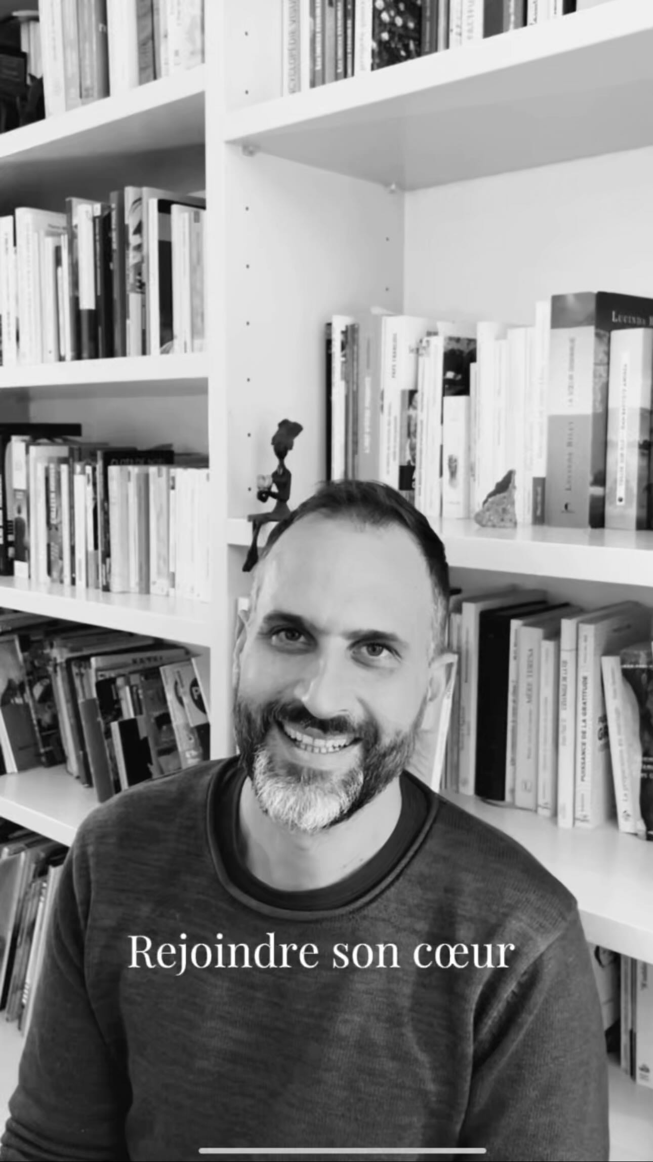 Rejoindre son cœur pour déployer pleinement ses ressources. Une proposition simple, voire naïve, pour notre société de raison et de rationalité. Et pourtant, ainsi coupés de notre cœur, nous passons souvent à côté de ses appels. Persuadés d’être maîtres de nos émotions, ces dernières nous dirigent en réalité à leur guise.
Pour clore notre calendrier de l’Avent, Damien, fondateur des Ateliers Muntu, nous invite au vrai courage: celui de descendre dans son cœur pour l’entendre et répondre à ses besoins. Un outil infiniment précieux en cette fin d’année mais pour tous les jours de notre vie.
Pour 2025, les Ateliers Muntu vous souhaitent d’avoir le courage d’avoir peur pour entamer ou poursuivre le voyage le plus important d’une vie: celui de la tête au cœur.
On embarque?
www.muntu.ch
#ateliersmuntu #softskills #valaiswallis