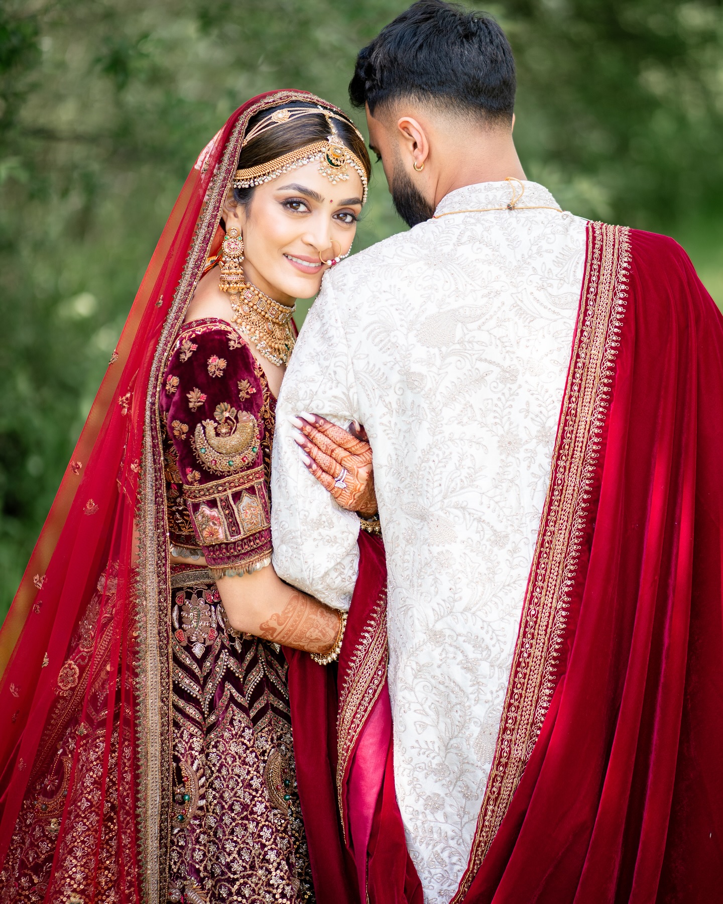 When you get sent your bride’s professional couple shots ❤️✨🙏🏼. This is just a snippet from an absolutely stunning set of pictures by @samsarastudio
Shivani was an absolute dream to work with. She booked me all day to create two contrasting looks for both her Indian Ceremony and her Reception, so keep a look out as I will be sharing lots more from this amazing day.💫
We decided to keep the skin slightly dewy, the lips subtle, and the eyes matte in warm rusty browns to complement the outfit. I created a low twisted bun which was sturdy enough to hold the weight of the dupatta, and it was styled in such a way that I was able to create a second look with her hair down later on in the day.
If you are interested in my Bridal Hair & Makeup services, please click on the link in my bio or email kerrybaines@me.com with all of the relevant details.
Hair, makeup & outfit setting by me @kerry_hairandmakeupartist
Outfit: @marwarcouture
Jewellery: @kalamandirjewellers
Mehndi: @hennabyhemmy
Venue: @dbpoloclub
Photography: @samsarastudio
www.kerrybaines.com
#asianbridalmakeup #indianbridalmakeup #asianbridalmua #westmidlandsmua #birminghammua #solihullmua #hairstylistbirmingham #birminghamhairandmakeupartist #ukmua #destinationmua #destinationhmua #weddingpictures #coupleshots #weddingday