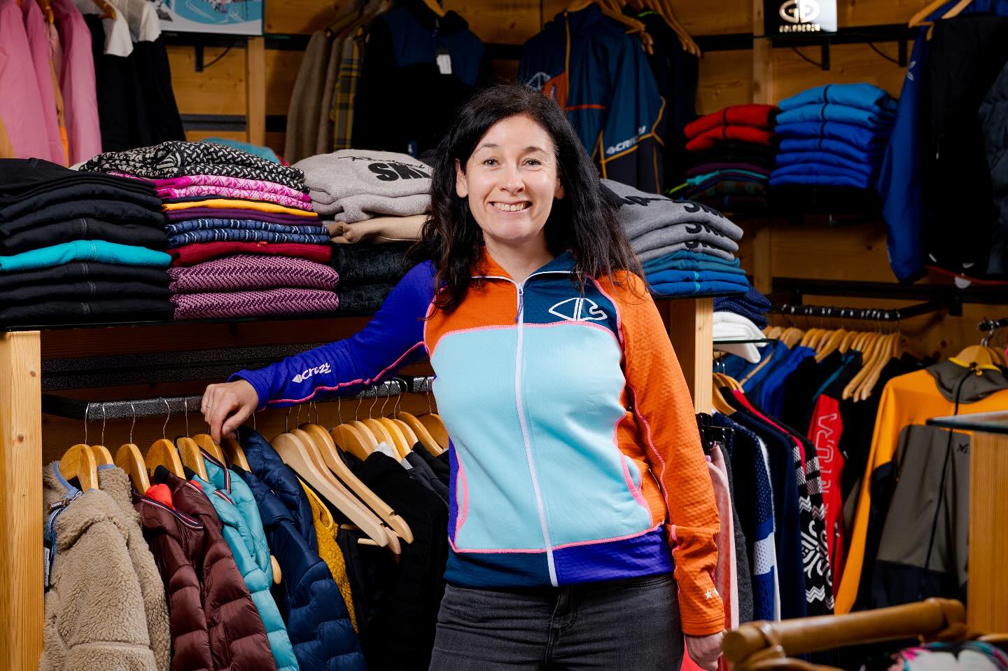 ✨ Découvrez Mélinda, un pilier de l’équipe Chabloz Sports ! ✨
Mélinda a fait ses premiers pas chez nous entre 2008 et 2012 avant de revenir en 2016, et depuis, elle fait partie intégrante de notre aventure. Passionnée par les activités de plein air comme la marche, la randonnée et le ski, Mélinda incarne l’esprit montagne : joyeuse, discrète, mais toujours avec une pointe d’humour taquin !
🛍️ Son rôle clé ? Elle excelle dans la sélection et l’achat de nos articles de confection, avec un œil expert et une connaissance du métier sur le bout des doigts. Chez Mélinda, pas de ventes forcées : elle s’assure que chaque client reparte avec ce qui lui correspond vraiment.
Si vous êtes passés en boutique, vous avez peut-être eu la chance de croiser son sourire chaleureux. Une vraie passionnée, à l’écoute, qui partage son amour pour les bons produits et les bons conseils.
Merci, Mélinda, pour tout ce que tu apportes à Chabloz Sports au quotidien ! 🏔️