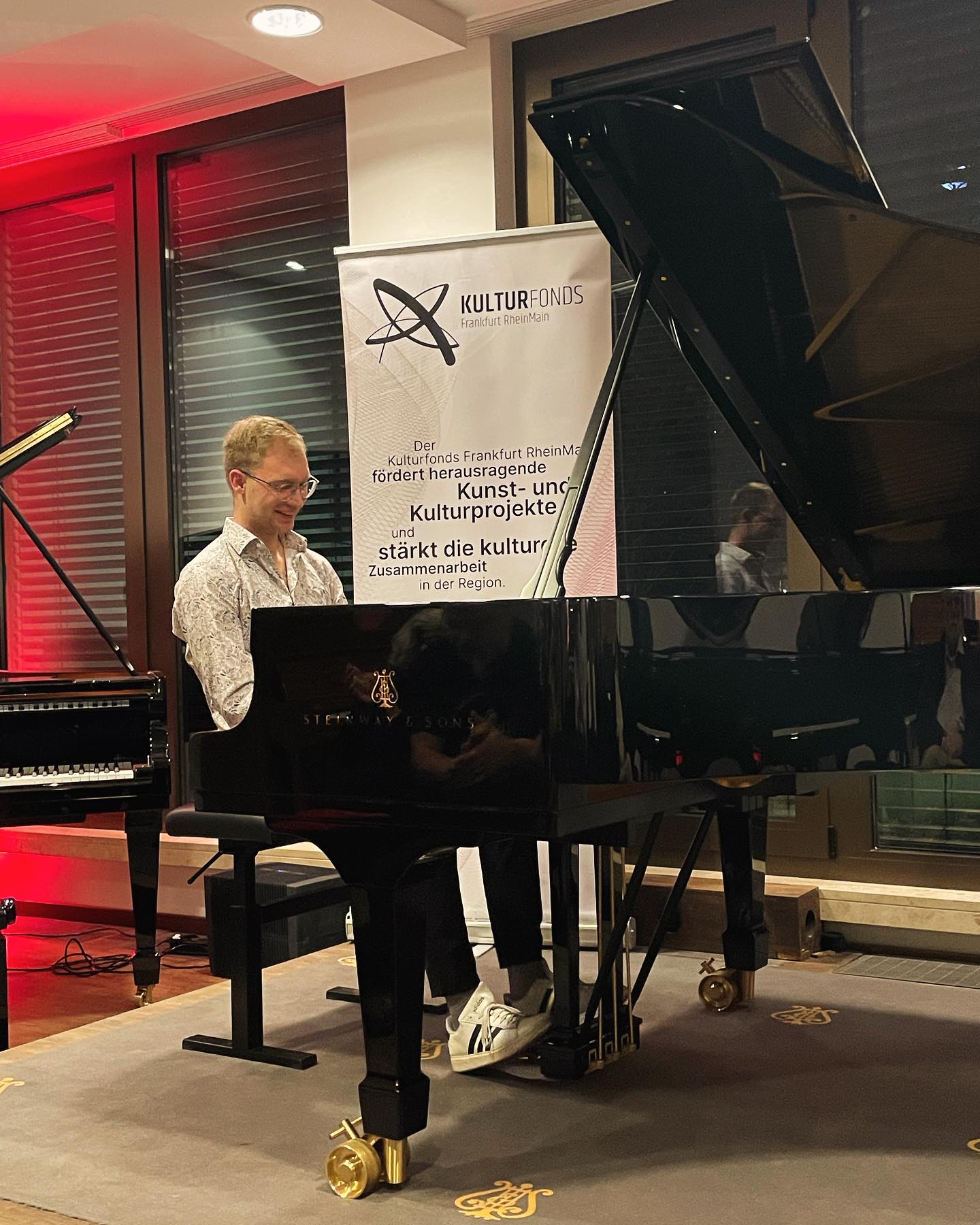 Was für ein toller Abend!
Ich durfte letzte Woche mein Preisträgerkonzert im Steinwayhaus in Frankfurt spielen.
Dafür habe ich ein 70-minütiges Soloklavierprogramm eingeübt.
Danke für die Möglichkeit 🙏
#steinway #steinwayandsons #solopiano #jazzpiano #composition #grandpiano #competition #proud #phrygian