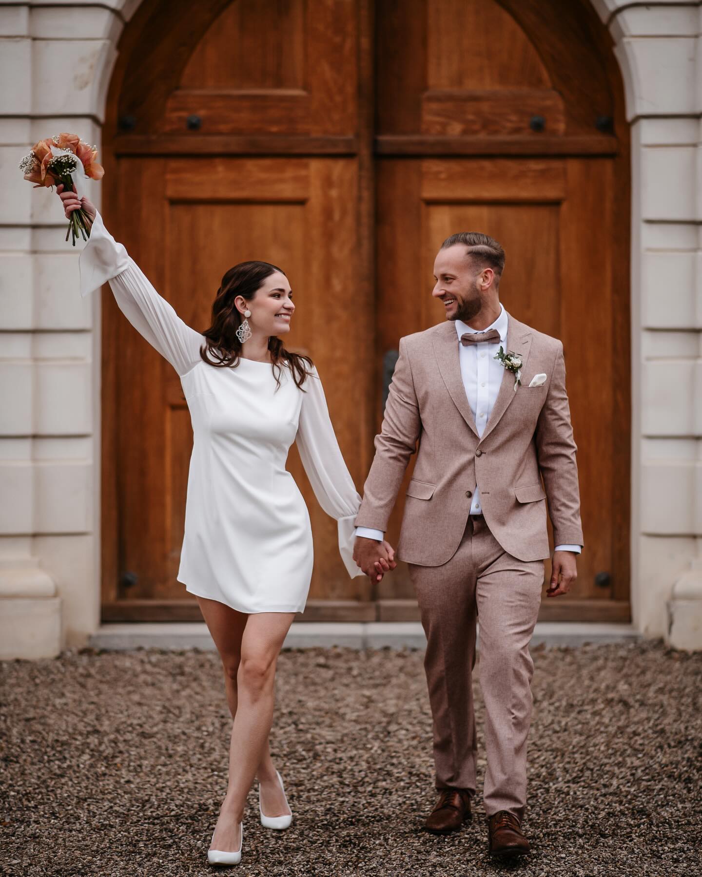 Ein Augenblick voller Bedeutung, festgehalten für die Ewigkeit. Eure Liebe, eure Geschichte – in Bildern, die bleiben. 📸💍
.
.
.
Planerin @felizitas_weddings
Deko & Floristik & Papeterie @pa_eventdekoration
Fotografin @stephaniehaberl.photography
Foto & Video @raya_dimitra_weddings
Ringe @Solveigschmuck
Ohrringe @feafashionloft
Brautmode @annas.bridal.wear
Anzug @amorella_brautmode
Haare & Make Up @sabrindraji
Saxophonist @dj_l3vels
Torte @littlelilycakery
Model @_mynameisnelly
Model @manu.win_
Schlosswirtschaft Schleissheim @schlosswirtschaft_schleissheim
Traurednerin @inesspricht
#hochzeitsfotografin #gettingready #hochzeitsfotografaugsburg #fotografin #weddingphotography #wedding #weddinginspiration #weddingday #videografin #weddingphotographer #photography #weddings #photographer #photooftheday #destinationwedding #weddingphoto #bridal #weddinginspo #instawedding #engagement #photoshoot #brideandgroom #couple